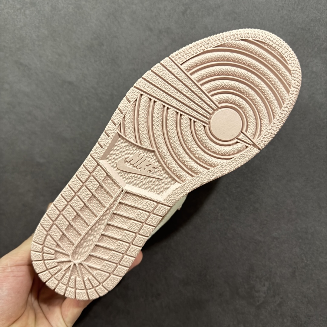 图片[9]-【定制版】Labubu x Air Jordan 1 Low 拉布布 x AJ1 低帮 联名粉白 AJ1 乔丹1代 aj1 乔1 低邦 联名粉白 乔丹篮球鞋系列 鞋身整体以米白色皮革为底搭配粉色皮革框架覆盖层，使鞋款十分百搭，鞋身两侧Swoosh Logo采用白色皮革点缀并以粉色进行描边，后跟Wings Logo辅以粉色缝线呈现，鞋舌是网眼布材料，增强了透气性，鞋头侧身处Labubu字样白色压印妆点，鞋舌上Jumpman Logo辅以粉色点缀，后跟侧方印有拉布布头像，彰显联名身份；最后以米白色中底搭配粉色橡胶外底完善整体设计收尾。 货号：QG2025-005 尺码：36 36.5 37.5 38 38.5 39 40 40.5 41 42 42.5 43 44 44.5 45 编码：HXSB330340-选品中心