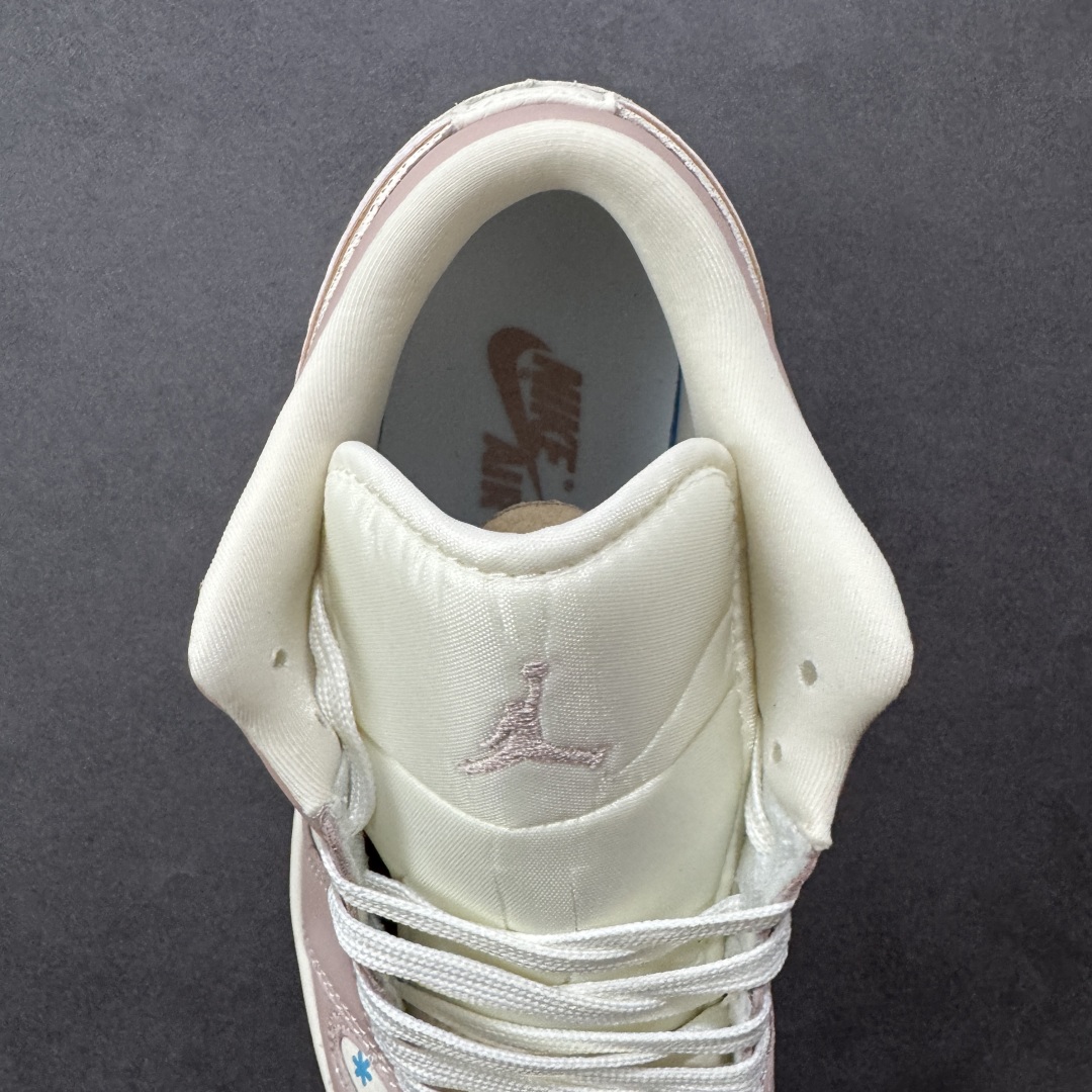 图片[7]-【定制版】Labubu x Air Jordan 1 Low 拉布布 x AJ1 低帮 联名粉白 AJ1 乔丹1代 aj1 乔1 低邦 联名粉白 乔丹篮球鞋系列 鞋身整体以米白色皮革为底搭配粉色皮革框架覆盖层，使鞋款十分百搭，鞋身两侧Swoosh Logo采用白色皮革点缀并以粉色进行描边，后跟Wings Logo辅以粉色缝线呈现，鞋舌是网眼布材料，增强了透气性，鞋头侧身处Labubu字样白色压印妆点，鞋舌上Jumpman Logo辅以粉色点缀，后跟侧方印有拉布布头像，彰显联名身份；最后以米白色中底搭配粉色橡胶外底完善整体设计收尾。 货号：QG2025-005 尺码：36 36.5 37.5 38 38.5 39 40 40.5 41 42 42.5 43 44 44.5 45 编码：HXSB330340-选品中心