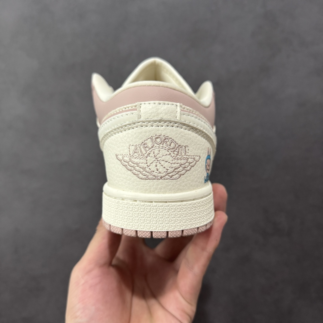 图片[4]-【定制版】Labubu x Air Jordan 1 Low 拉布布 x AJ1 低帮 联名粉白 AJ1 乔丹1代 aj1 乔1 低邦 联名粉白 乔丹篮球鞋系列 鞋身整体以米白色皮革为底搭配粉色皮革框架覆盖层，使鞋款十分百搭，鞋身两侧Swoosh Logo采用白色皮革点缀并以粉色进行描边，后跟Wings Logo辅以粉色缝线呈现，鞋舌是网眼布材料，增强了透气性，鞋头侧身处Labubu字样白色压印妆点，鞋舌上Jumpman Logo辅以粉色点缀，后跟侧方印有拉布布头像，彰显联名身份；最后以米白色中底搭配粉色橡胶外底完善整体设计收尾。 货号：QG2025-005 尺码：36 36.5 37.5 38 38.5 39 40 40.5 41 42 42.5 43 44 44.5 45 编码：HXSB330340-选品中心