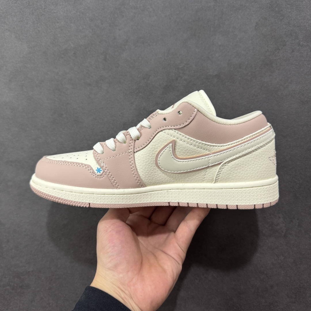 图片[2]-【定制版】Labubu x Air Jordan 1 Low 拉布布 x AJ1 低帮 联名粉白 AJ1 乔丹1代 aj1 乔1 低邦 联名粉白 乔丹篮球鞋系列 鞋身整体以米白色皮革为底搭配粉色皮革框架覆盖层，使鞋款十分百搭，鞋身两侧Swoosh Logo采用白色皮革点缀并以粉色进行描边，后跟Wings Logo辅以粉色缝线呈现，鞋舌是网眼布材料，增强了透气性，鞋头侧身处Labubu字样白色压印妆点，鞋舌上Jumpman Logo辅以粉色点缀，后跟侧方印有拉布布头像，彰显联名身份；最后以米白色中底搭配粉色橡胶外底完善整体设计收尾。 货号：QG2025-005 尺码：36 36.5 37.5 38 38.5 39 40 40.5 41 42 42.5 43 44 44.5 45 编码：HXSB330340-选品中心