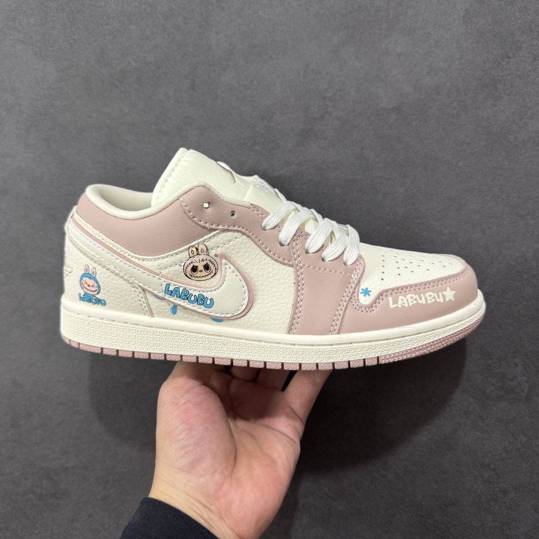 【定制版】Labubu x Air Jordan 1 Low 拉布布 x AJ1 低帮 联名粉白 AJ1 乔丹1代 aj1 乔1 低邦 联名粉白 乔丹篮球鞋系列 鞋身整体以米白色皮革为底搭配粉色皮革框架覆盖层,使鞋款十分百搭,鞋身两侧Swoosh Logo采用白色皮革点缀并以粉色进行描边,后跟Wings Logo辅以粉色缝线呈现,鞋舌是网眼布材料,增强了透气性,鞋头侧身处Labubu字样白色压印妆点,鞋舌上Jumpman Logo辅以粉色点缀,后跟侧方印有拉布布头像,彰显联名身份;最后以米白色中底搭配粉色橡胶外底完善整体设计收尾。 货号:QG2025-005 尺码:36 36.5 37.5 38 38.5 39 40 40.5 41 42 42.5 43 44 44.5 45 编码:HXSB330340-选品中心