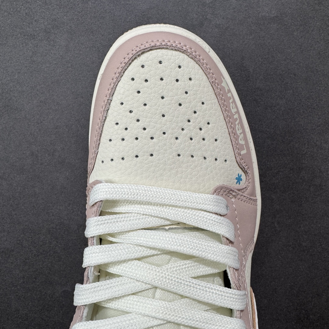 图片[8]-【定制版】Labubu x Air Jordan 1 Low 拉布布 x AJ1 低帮 联名粉白 AJ1 乔丹1代 aj1 乔1 低邦 联名粉白 乔丹篮球鞋系列 鞋身整体以米白色皮革为底搭配粉色皮革框架覆盖层，使鞋款十分百搭，鞋身两侧Swoosh Logo采用白色皮革点缀并以粉色进行描边，后跟Wings Logo辅以粉色缝线呈现，鞋舌是网眼布材料，增强了透气性，鞋头侧身处Labubu字样白色压印妆点，鞋舌上Jumpman Logo辅以粉色点缀，后跟侧方印有拉布布头像，彰显联名身份；最后以米白色中底搭配粉色橡胶外底完善整体设计收尾。 货号：QG2025-005 尺码：36 36.5 37.5 38 38.5 39 40 40.5 41 42 42.5 43 44 44.5 45 编码：HXSB330340-选品中心