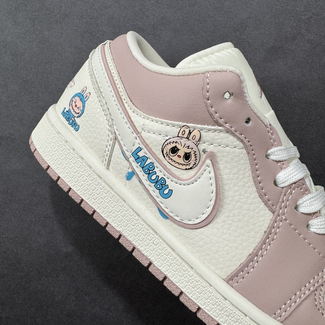 图片[6]-【定制版】Labubu x Air Jordan 1 Low 拉布布 x AJ1 低帮 联名粉白 AJ1 乔丹1代 aj1 乔1 低邦 联名粉白 乔丹篮球鞋系列 鞋身整体以米白色皮革为底搭配粉色皮革框架覆盖层，使鞋款十分百搭，鞋身两侧Swoosh Logo采用白色皮革点缀并以粉色进行描边，后跟Wings Logo辅以粉色缝线呈现，鞋舌是网眼布材料，增强了透气性，鞋头侧身处Labubu字样白色压印妆点，鞋舌上Jumpman Logo辅以粉色点缀，后跟侧方印有拉布布头像，彰显联名身份；最后以米白色中底搭配粉色橡胶外底完善整体设计收尾。 货号：QG2025-005 尺码：36 36.5 37.5 38 38.5 39 40 40.5 41 42 42.5 43 44 44.5 45 编码：HXSB330340-选品中心