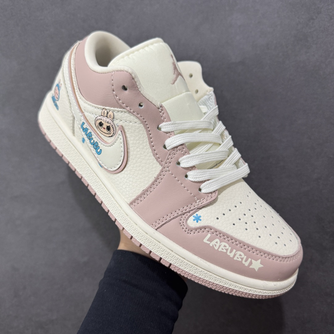 图片[3]-【定制版】Labubu x Air Jordan 1 Low 拉布布 x AJ1 低帮 联名粉白 AJ1 乔丹1代 aj1 乔1 低邦 联名粉白 乔丹篮球鞋系列 鞋身整体以米白色皮革为底搭配粉色皮革框架覆盖层，使鞋款十分百搭，鞋身两侧Swoosh Logo采用白色皮革点缀并以粉色进行描边，后跟Wings Logo辅以粉色缝线呈现，鞋舌是网眼布材料，增强了透气性，鞋头侧身处Labubu字样白色压印妆点，鞋舌上Jumpman Logo辅以粉色点缀，后跟侧方印有拉布布头像，彰显联名身份；最后以米白色中底搭配粉色橡胶外底完善整体设计收尾。 货号：QG2025-005 尺码：36 36.5 37.5 38 38.5 39 40 40.5 41 42 42.5 43 44 44.5 45 编码：HXSB330340-选品中心