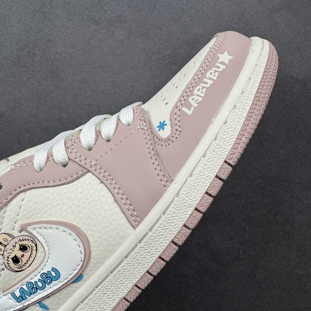 图片[5]-【定制版】Labubu x Air Jordan 1 Low 拉布布 x AJ1 低帮 联名粉白 AJ1 乔丹1代 aj1 乔1 低邦 联名粉白 乔丹篮球鞋系列 鞋身整体以米白色皮革为底搭配粉色皮革框架覆盖层，使鞋款十分百搭，鞋身两侧Swoosh Logo采用白色皮革点缀并以粉色进行描边，后跟Wings Logo辅以粉色缝线呈现，鞋舌是网眼布材料，增强了透气性，鞋头侧身处Labubu字样白色压印妆点，鞋舌上Jumpman Logo辅以粉色点缀，后跟侧方印有拉布布头像，彰显联名身份；最后以米白色中底搭配粉色橡胶外底完善整体设计收尾。 货号：QG2025-005 尺码：36 36.5 37.5 38 38.5 39 40 40.5 41 42 42.5 43 44 44.5 45 编码：HXSB330340-选品中心