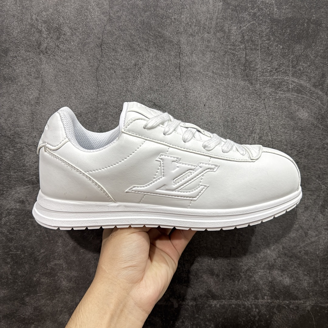 【外贸专供版】Nigo x Louis Vuitton LV联名款 阿甘 低帮运动休闲鞋 大厂出品 品质板正 此次系列包括从简约风格的运动鞋到引人注目的跑鞋 LV 以其标志性的厚底和现代美学脱颖而出 而其他款式则采用了奢华的麂皮 皮革和帆布等材质 一些运动鞋设计富有未来感 强调功能性与舒适性 并向运动风格的奢华鞋履迈进 每个细节都按原版1:1开发 面料 头层皮 内里 进口透气网里 鞋底原版开模防滑TPU材质 底厚3CM 尺码:36 37 38 39 40 41 42 43 44 45 46-选品中心