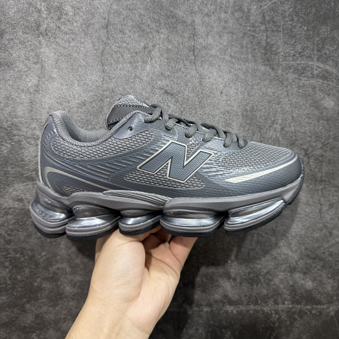 【纯原版】New Balance 新百伦 NB2000 网面休闲鞋 U2000ETA NB官方重磅新品 一款融合复古设计与现代科技的跑鞋,以其经典的造型和舒适脚感,成为2025年复古潮流爱好的推荐单品。 极具视觉冲击力的5根ABZORB单元,以及无缝鞋面的设计,加上3M反光材质的装饰,比之前推出的9060系列更夸张,更具未来感。 货号:U2000FD 尺码:36-46.5-选品中心