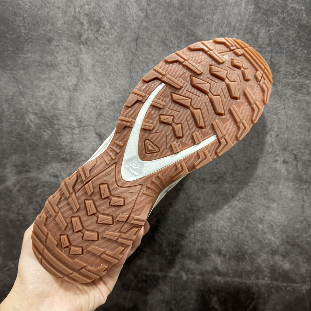 图片[9]-【巅峰版】SALOMON XA Pro 3D Suede 灰生胶 472436 萨洛蒙潮流越野机能户外功能鞋 纯原外贸平台特供订单 耗时半年巨作 全套原纸板楦头开发 原厂特供网布配套加持 确保原汁原味 完美呈现版型 原档数据独家私模五层组合大底 男女鞋同步官方开发 原装Ortholite轻量化鞋垫 中底布带钢印编号 原厂TPU锁扣 进口港宝加持 后跟自然饱满 还原公司包裹性 鞋面采用SENSIFT贴合技术 全方位贴合包裹脚型 鞋跟部鞋底牵引设计 提供强大的抓地性能 更适应野外崎岖不平的道路 其3D ADVANCED CHASSIS底盘 材料轻量大化 钉齿设计更具稳定性 防护性 鞋底易磨损区运用CONTAGRIP高耐磨材料 应对城市硬质路面长距离跑考验 尺码：36 36.5 37.5 38 38.5 39 40 40.5 41 42 42.5 43 44 44.5 45 46-选品中心