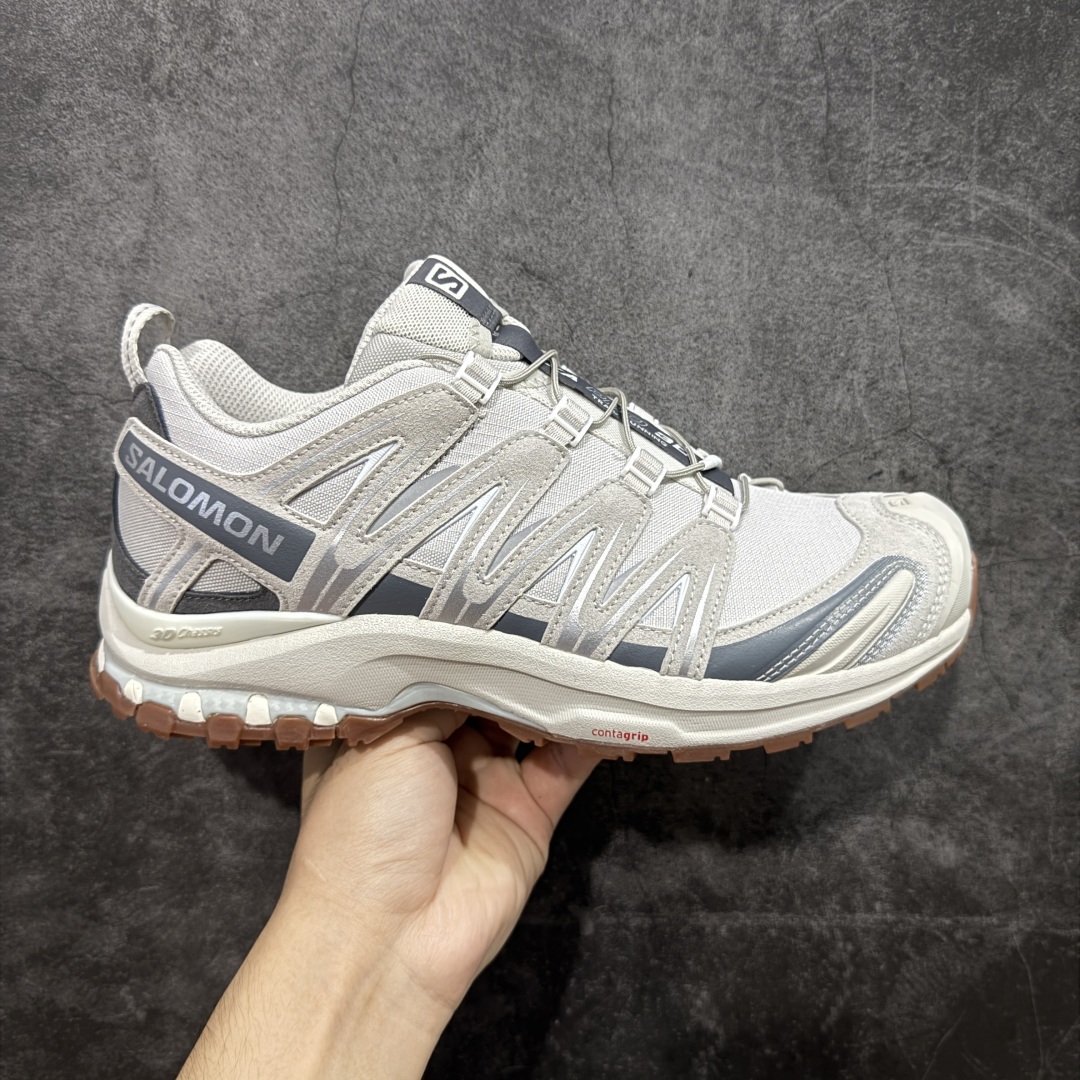 【巅峰版】SALOMON XA Pro 3D Suede 灰生胶 472436 萨洛蒙潮流越野机能户外功能鞋 纯原外贸平台特供订单 耗时半年巨作 全套原纸板楦头开发 原厂特供网布配套加持 确保原汁原味 完美呈现版型 原档数据独家私模五层组合大底 男女鞋同步官方开发 原装Ortholite轻量化鞋垫 中底布带钢印编号 原厂TPU锁扣 进口港宝加持 后跟自然饱满 还原公司包裹性 鞋面采用SENSIFT贴合技术 全方位贴合包裹脚型 鞋跟部鞋底牵引设计 提供强大的抓地性能 更适应野外崎岖不平的道路 其3D ADVANCED CHASSIS底盘 材料轻量大化 钉齿设计更具稳定性 防护性 鞋底易磨损区运用CONTAGRIP高耐磨材料 应对城市硬质路面长距离跑考验 尺码:36 36.5 37.5 38 38.5 39 40 40.5 41 42 42.5 43 44 44.5 45 46-选品中心