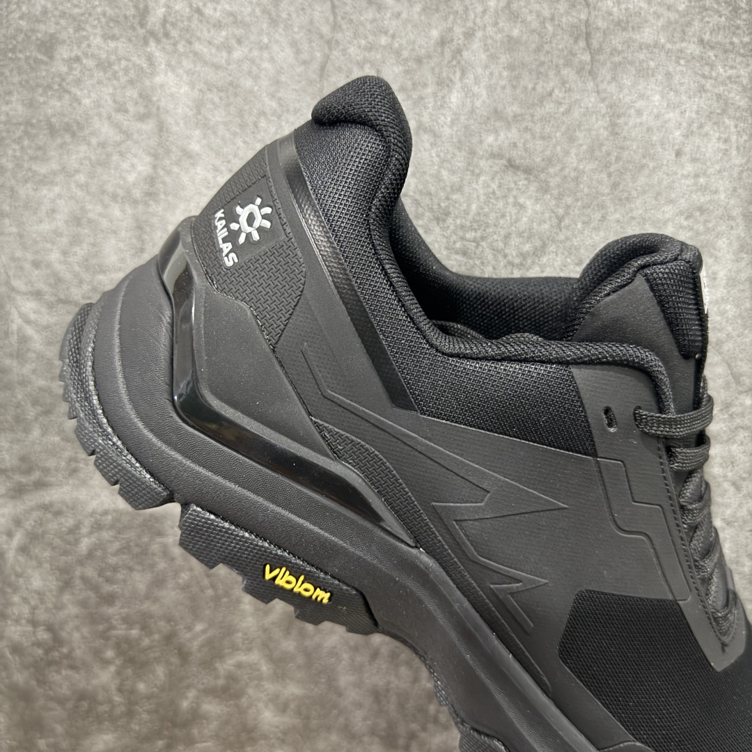 图片[7]-【公司级】凯乐石KAILAS 界山 户外运动 舒适时尚 防滑透气 低帮 登山徒步鞋 男款 墨黑 KAILAS凯乐石品牌是全球三大全系攀登品牌之一，于2003年创立于中国广州，致力于为有攀登梦想的户外运动员及爱好者，研发制造功能性专业装备，满足他们在极限环境下安全舒适的需求，凯乐石专注于科技面料的开发及专业功能设计，产品线覆盖登山、攀岩、徒步、越野跑山、露营、旅行等多项户外运动，通过运动员的测试反馈，不断进化迭代，产品荣获国内外大奖71座，发明专利21个，更突破性的自主研发攀登器械，打造出中国的攀登硬实力 尺码：39 40 41 42 43 44-选品中心