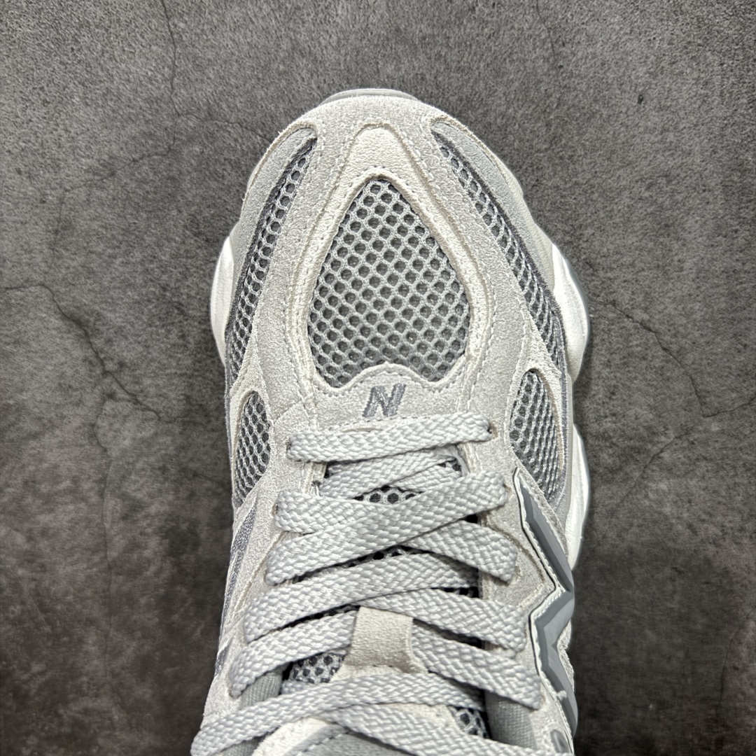 图片[5]-【纯原版】 New Balance NB9060 联名款 复古休闲运动慢跑鞋 灰色 U9060ERD 全套原楦原纸板原厂数据开发 进口三明治网面 原装进口翻毛皮料正确绒感卡色 正确中底拉帮中底网布细节 原厂标裁 带紫光防伪 定制后跟透明水晶模块 冲裁组合 大底贴合程度胶水上色把控完美 整洁度挑战全网艺术家 多道序QC把关品质完善 匠心打造 耗时两个月开发完成 工艺极其复杂难度可想而知 新开独立私模大底 全网唯一正确六层组合大底 高端零售专供产物 尺码：36 37 37.5 38 38.5 39 40 40.5 41 42 42.5 43 44 45 46.5-选品中心