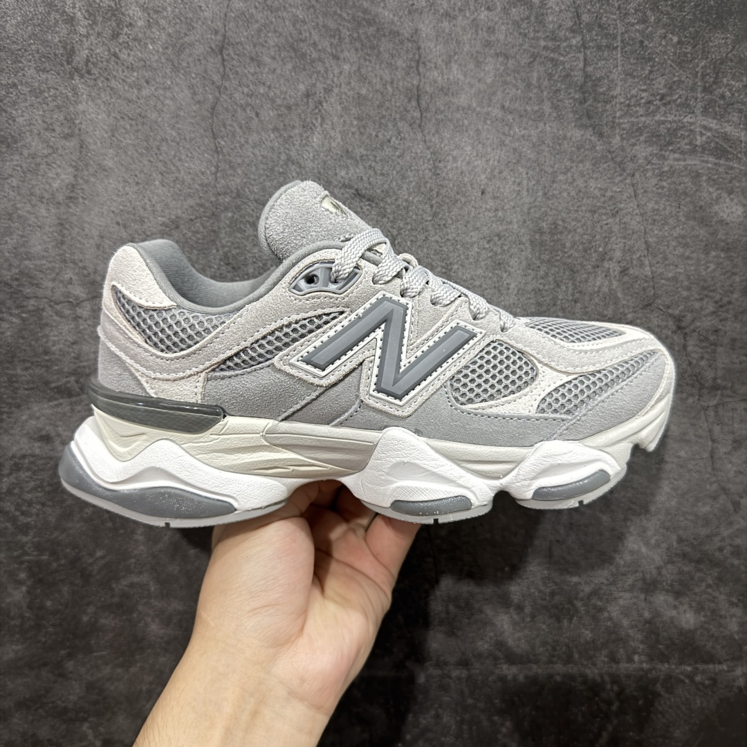 【纯原版】 New Balance NB9060 联名款 复古休闲运动慢跑鞋 灰色 U9060ERD 全套原楦原纸板原厂数据开发 进口三明治网面 原装进口翻毛皮料正确绒感卡色 正确中底拉帮中底网布细节 原厂标裁 带紫光防伪 定制后跟透明水晶模块 冲裁组合 大底贴合程度胶水上色把控完美 整洁度挑战全网艺术家 多道序QC把关品质完善 匠心打造 耗时两个月开发完成 工艺极其复杂难度可想而知 新开独立私模大底 全网唯一正确六层组合大底 高端零售专供产物 尺码:36 37 37.5 38 38.5 39 40 40.5 41 42 42.5 43 44 45 46.5-选品中心