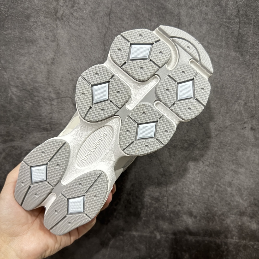 图片[9]-【纯原版】 New Balance NB9060 联名款 复古休闲运动慢跑鞋 灰色 U9060ERD 全套原楦原纸板原厂数据开发 进口三明治网面 原装进口翻毛皮料正确绒感卡色 正确中底拉帮中底网布细节 原厂标裁 带紫光防伪 定制后跟透明水晶模块 冲裁组合 大底贴合程度胶水上色把控完美 整洁度挑战全网艺术家 多道序QC把关品质完善 匠心打造 耗时两个月开发完成 工艺极其复杂难度可想而知 新开独立私模大底 全网唯一正确六层组合大底 高端零售专供产物 尺码：36 37 37.5 38 38.5 39 40 40.5 41 42 42.5 43 44 45 46.5-选品中心