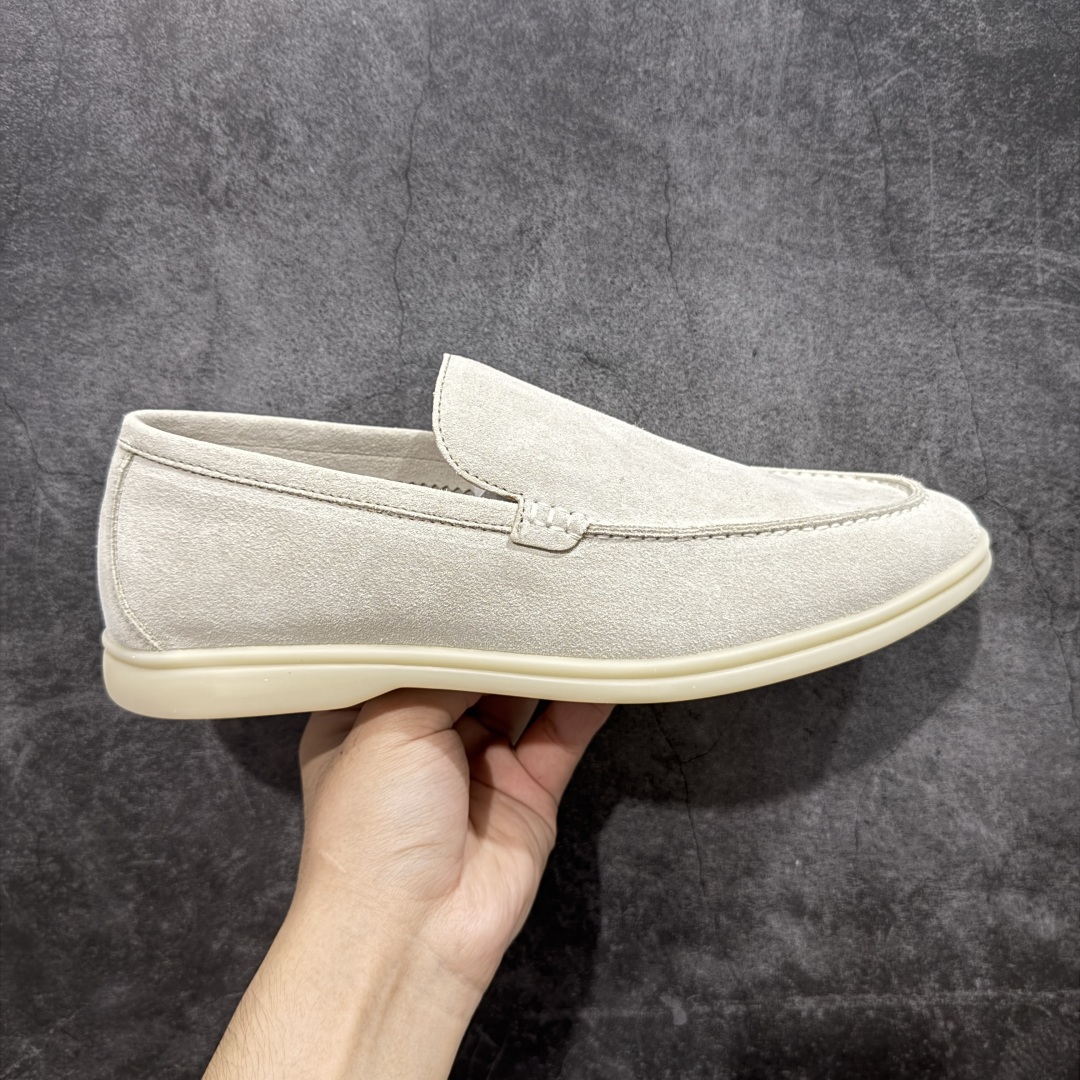 【佛山超A版】Loro Piana LP Walk Low 生活系列低帮复古百搭德训风休闲运动板鞋一脚蹬 意大利顶级奢侈品牌·诺悠翩雅 这款新款绒面革网球鞋采用超低帮设计 适合全年穿着 并具有防水性能 包边鞋底营造轻松迷人的色彩组合 将功能性与低调个性风格和谐融合 打造都市着装的理想鞋履选择 鞋跟处饰以Kummel色嵌片 柔软小牛皮鞋舌 压印LP徽标 棉质鞋带材质 鞋面:牛剖层绒面革 鞋底:橡胶 衬里:牛皮革 尺码: 39 40 41 42 43 44 45-选品中心