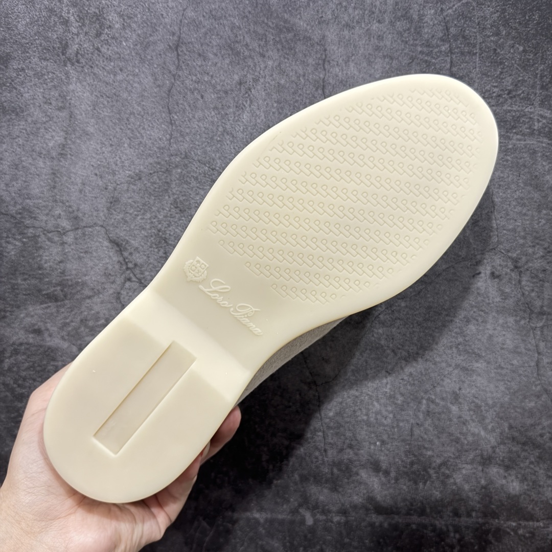 图片[9]-【佛山超A版】Loro Piana LP Walk Low 生活系列低帮复古百搭德训风休闲运动板鞋一脚蹬 意大利顶级奢侈品牌·诺悠翩雅 这款新款绒面革网球鞋采用超低帮设计 适合全年穿着 并具有防水性能 包边鞋底营造轻松迷人的色彩组合 将功能性与低调个性风格和谐融合 打造都市着装的理想鞋履选择 鞋跟处饰以Kummel色嵌片 柔软小牛皮鞋舌 压印LP徽标 棉质鞋带材质 鞋面：牛剖层绒面革 鞋底：橡胶 衬里：牛皮革 尺码： 39 40 41 42 43 44 45-选品中心