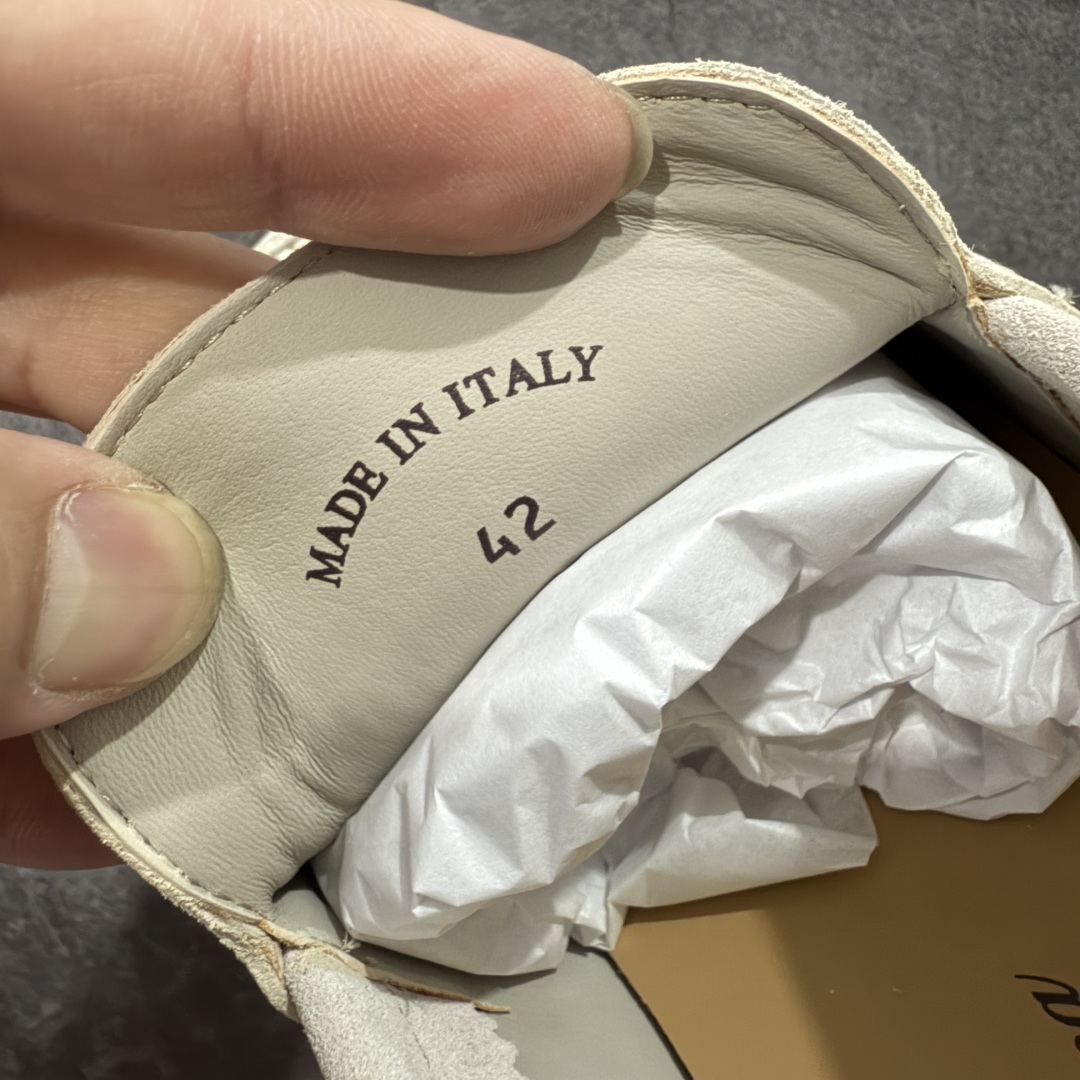 图片[6]-【佛山超A版】Loro Piana LP Walk Low 生活系列低帮复古百搭德训风休闲运动板鞋一脚蹬 意大利顶级奢侈品牌·诺悠翩雅 这款新款绒面革网球鞋采用超低帮设计 适合全年穿着 并具有防水性能 包边鞋底营造轻松迷人的色彩组合 将功能性与低调个性风格和谐融合 打造都市着装的理想鞋履选择 鞋跟处饰以Kummel色嵌片 柔软小牛皮鞋舌 压印LP徽标 棉质鞋带材质 鞋面：牛剖层绒面革 鞋底：橡胶 衬里：牛皮革 尺码： 39 40 41 42 43 44 45-选品中心