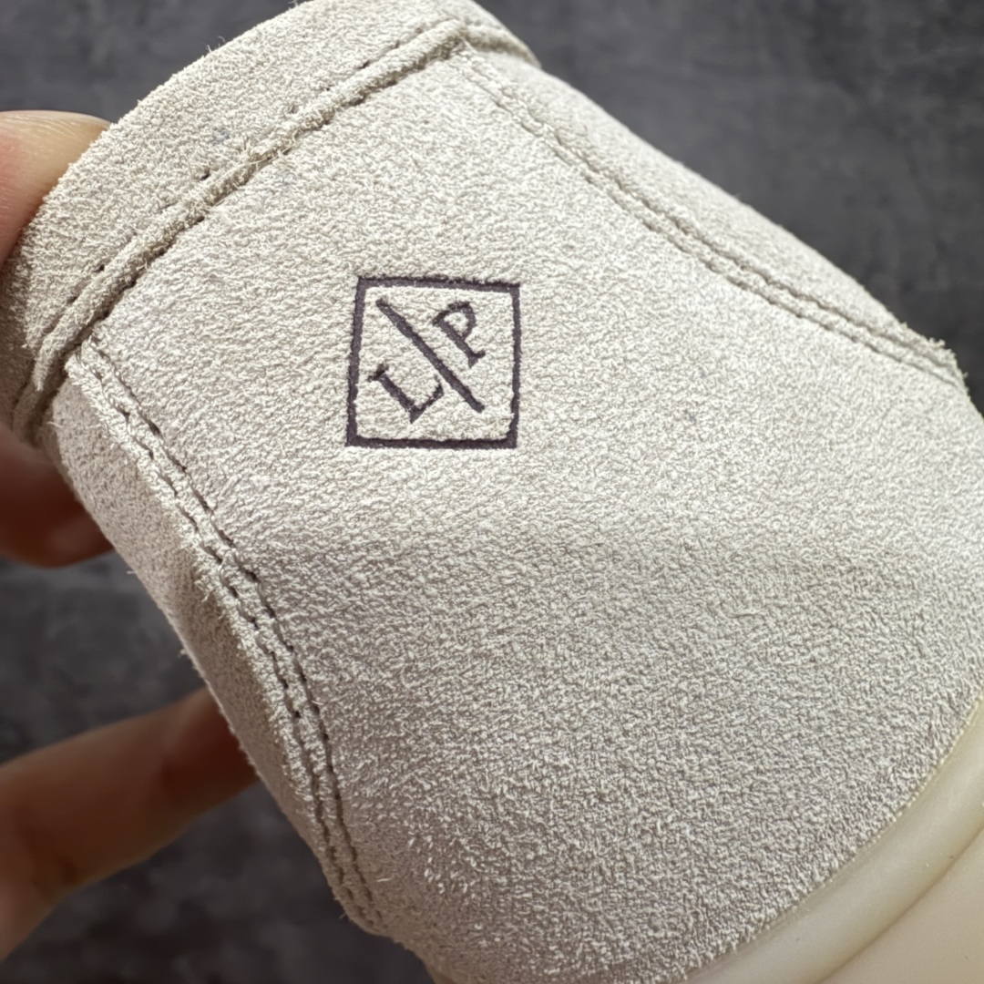 图片[2]-【佛山超A版】Loro Piana LP Walk Low 生活系列低帮复古百搭德训风休闲运动板鞋一脚蹬 意大利顶级奢侈品牌·诺悠翩雅 这款新款绒面革网球鞋采用超低帮设计 适合全年穿着 并具有防水性能 包边鞋底营造轻松迷人的色彩组合 将功能性与低调个性风格和谐融合 打造都市着装的理想鞋履选择 鞋跟处饰以Kummel色嵌片 柔软小牛皮鞋舌 压印LP徽标 棉质鞋带材质 鞋面：牛剖层绒面革 鞋底：橡胶 衬里：牛皮革 尺码： 39 40 41 42 43 44 45-选品中心