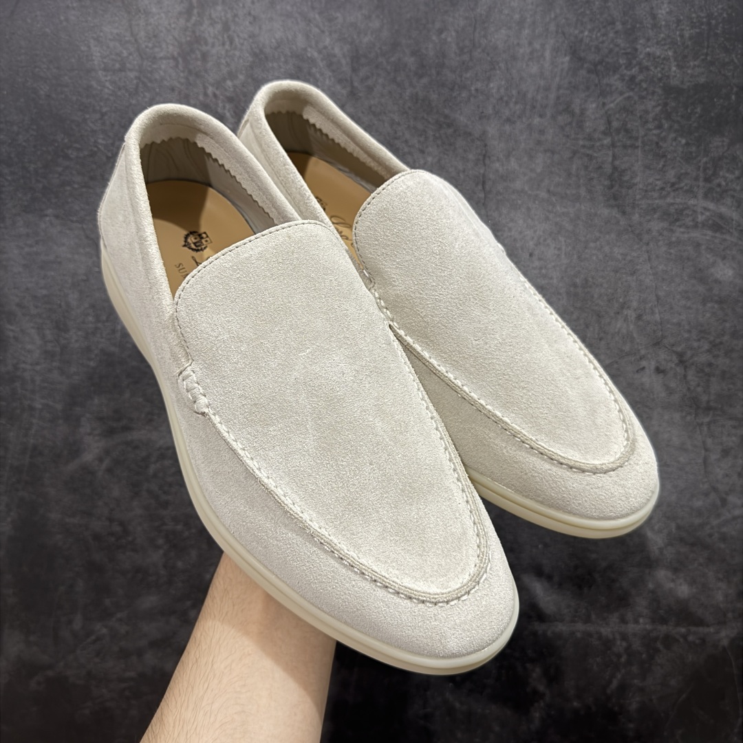 【佛山超A版】Loro Piana LP Walk Low 生活系列低帮复古百搭德训风休闲运动板鞋一脚蹬 意大利顶级奢侈品牌·诺悠翩雅 这款新款绒面革网球鞋采用超低帮设计 适合全年穿着 并具有防水性能 包边鞋底营造轻松迷人的色彩组合 将功能性与低调个性风格和谐融合 打造都市着装的理想鞋履选择 鞋跟处饰以Kummel色嵌片 柔软小牛皮鞋舌 压印LP徽标 棉质鞋带材质 鞋面：牛剖层绒面革 鞋底：橡胶 衬里：牛皮革 尺码： 39 40 41 42 43 44 45-选品中心