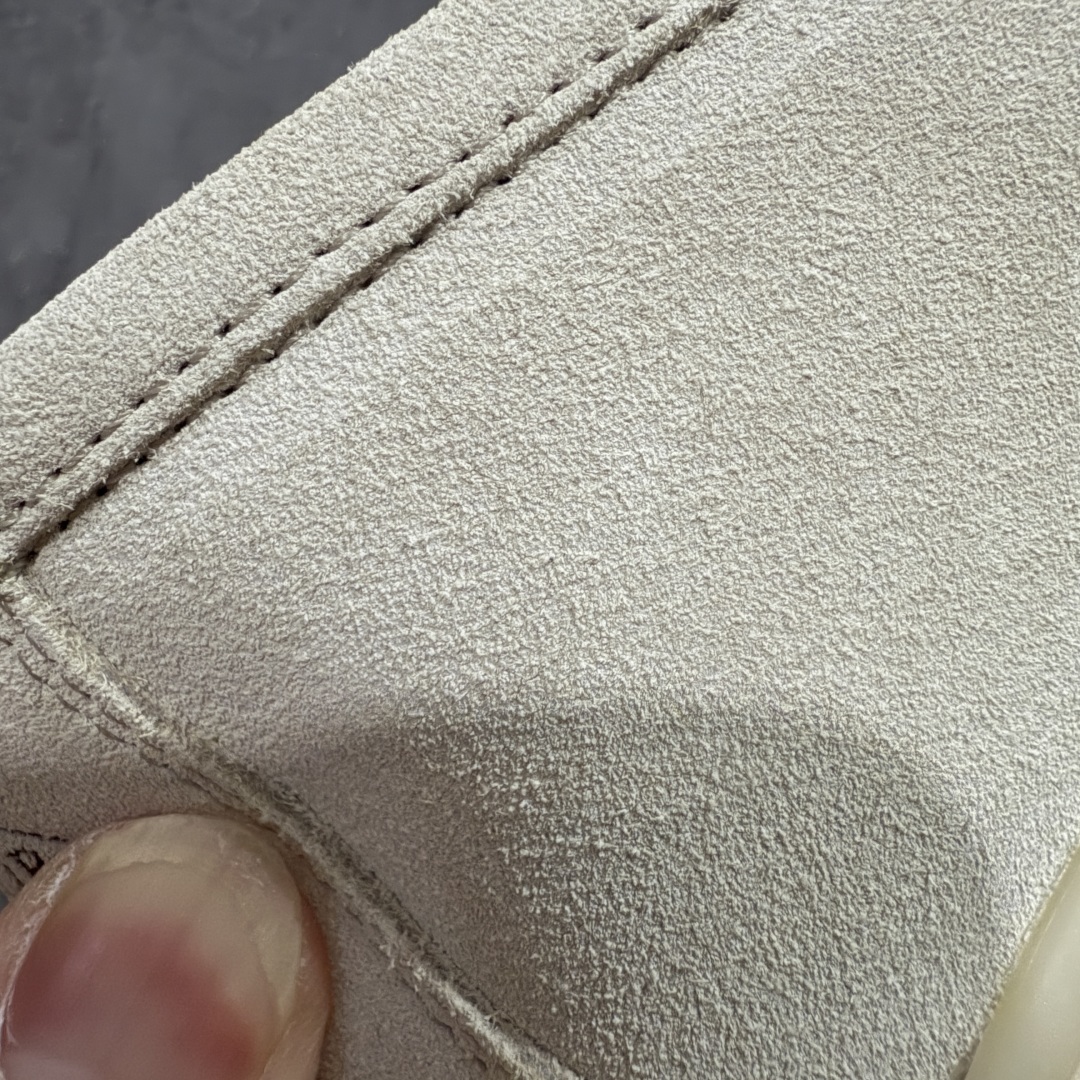 图片[3]-【佛山超A版】Loro Piana LP Walk Low 生活系列低帮复古百搭德训风休闲运动板鞋一脚蹬 意大利顶级奢侈品牌·诺悠翩雅 这款新款绒面革网球鞋采用超低帮设计 适合全年穿着 并具有防水性能 包边鞋底营造轻松迷人的色彩组合 将功能性与低调个性风格和谐融合 打造都市着装的理想鞋履选择 鞋跟处饰以Kummel色嵌片 柔软小牛皮鞋舌 压印LP徽标 棉质鞋带材质 鞋面：牛剖层绒面革 鞋底：橡胶 衬里：牛皮革 尺码： 39 40 41 42 43 44 45-选品中心