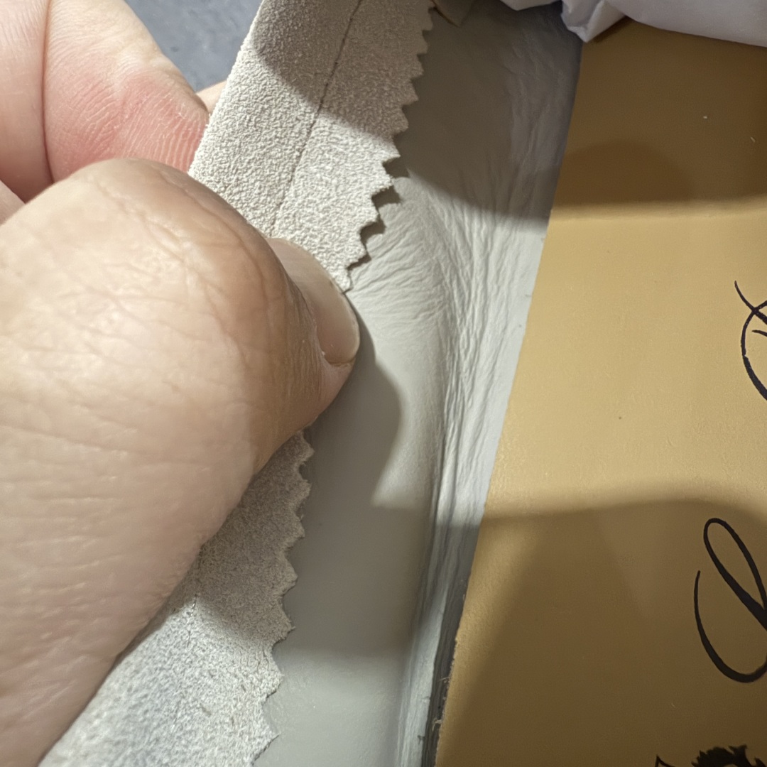 图片[7]-【佛山超A版】Loro Piana LP Walk Low 生活系列低帮复古百搭德训风休闲运动板鞋一脚蹬 意大利顶级奢侈品牌·诺悠翩雅 这款新款绒面革网球鞋采用超低帮设计 适合全年穿着 并具有防水性能 包边鞋底营造轻松迷人的色彩组合 将功能性与低调个性风格和谐融合 打造都市着装的理想鞋履选择 鞋跟处饰以Kummel色嵌片 柔软小牛皮鞋舌 压印LP徽标 棉质鞋带材质 鞋面：牛剖层绒面革 鞋底：橡胶 衬里：牛皮革 尺码： 39 40 41 42 43 44 45-选品中心