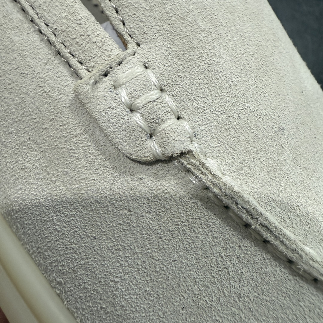 图片[4]-【佛山超A版】Loro Piana LP Walk Low 生活系列低帮复古百搭德训风休闲运动板鞋一脚蹬 意大利顶级奢侈品牌·诺悠翩雅 这款新款绒面革网球鞋采用超低帮设计 适合全年穿着 并具有防水性能 包边鞋底营造轻松迷人的色彩组合 将功能性与低调个性风格和谐融合 打造都市着装的理想鞋履选择 鞋跟处饰以Kummel色嵌片 柔软小牛皮鞋舌 压印LP徽标 棉质鞋带材质 鞋面：牛剖层绒面革 鞋底：橡胶 衬里：牛皮革 尺码： 39 40 41 42 43 44 45-选品中心