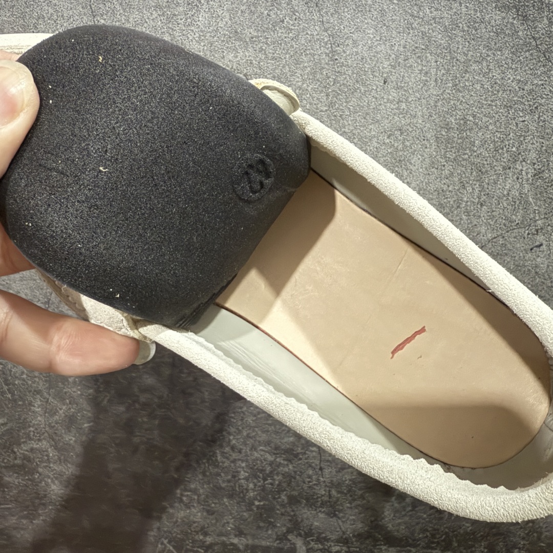 图片[9]-【佛山超A版】Loro Piana LP Walk Low 生活系列低帮复古百搭德训风休闲运动板鞋一脚蹬 意大利顶级奢侈品牌·诺悠翩雅 这款新款绒面革网球鞋采用超低帮设计 适合全年穿着 并具有防水性能 包边鞋底营造轻松迷人的色彩组合 将功能性与低调个性风格和谐融合 打造都市着装的理想鞋履选择 鞋跟处饰以Kummel色嵌片 柔软小牛皮鞋舌 压印LP徽标 棉质鞋带材质 鞋面：牛剖层绒面革 鞋底：橡胶 衬里：牛皮革 尺码： 39 40 41 42 43 44 45-选品中心