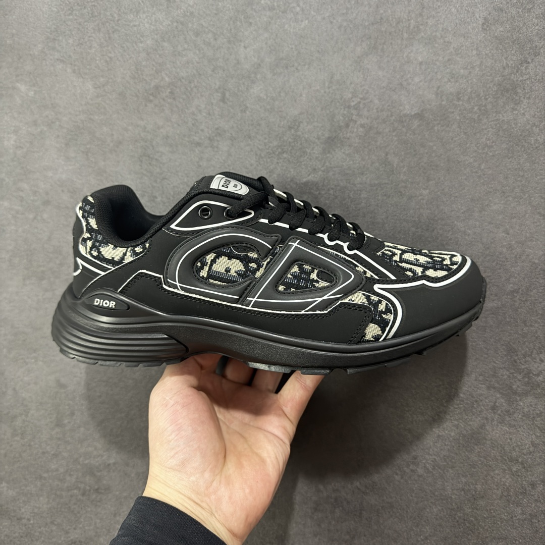 【公司级】Dior B30 迪奥 B30 CD鞋 低帮 黑白色 网布圆头系带 侧面字母徽标低邦生活休闲鞋 Christian Dior,简称迪奥(Dior) ,是法国著名高价奢侈品品牌。迪奥公司由法国时装设计师克里斯汀.迪奥创立,总部设在巴黎。 自1946年创始以来,Dior一直是华丽与高雅的代名词。不论是时 装、化妆品或是其他产品,克里斯汀.迪奥在时尚殿堂一直雄踞顶端Dior之所以能成为经典,除了其创新中又带着优雅的设计,亦培育出许多优秀b的年轻设计师。 货号:3SN279ZRF _H912 尺码:36 37 38 39 40 41 42 43 44 45 46 编码:HXSB230240-选品中心