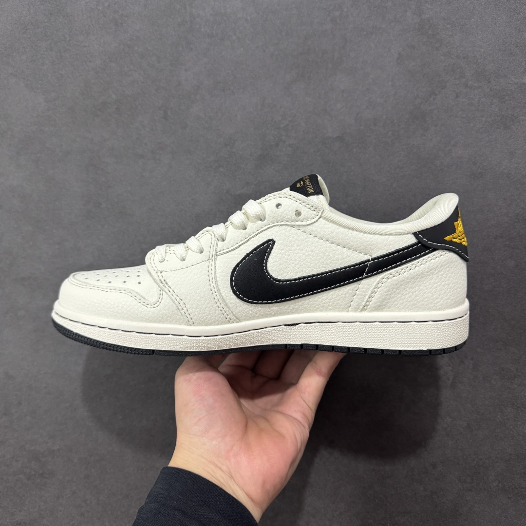 图片[2]-【定制版】Travis Scott x Fragment Design x Air Jordan 1 Low OG SP AJ1 乔1 LV联名 米黑金标 低帮文化休闲板鞋 #多方联名合作融合了Travis Scott 独特的音乐风格，藤原浩个性的设计风格以及Jordan品牌的经典元素 使其成为一双具有独特身份和价值的鞋子 清新而立体的外观加上联名标识更突出了其独特身份 这种配色方案显示出活力和时尚感 在视觉上引人注目 鞋身的质感和细腻的细节处理使其显得高端而格调十足 这款“倒钩”联名是设计与创意完美结合 融合多方的个性风格是一款备受瞩目的潮流鞋款 货号：JW1188-144 尺码：36 36.5 37.5 38 38.5 39 40 40.5 41 42 42.5 43 44 44.5 45-选品中心