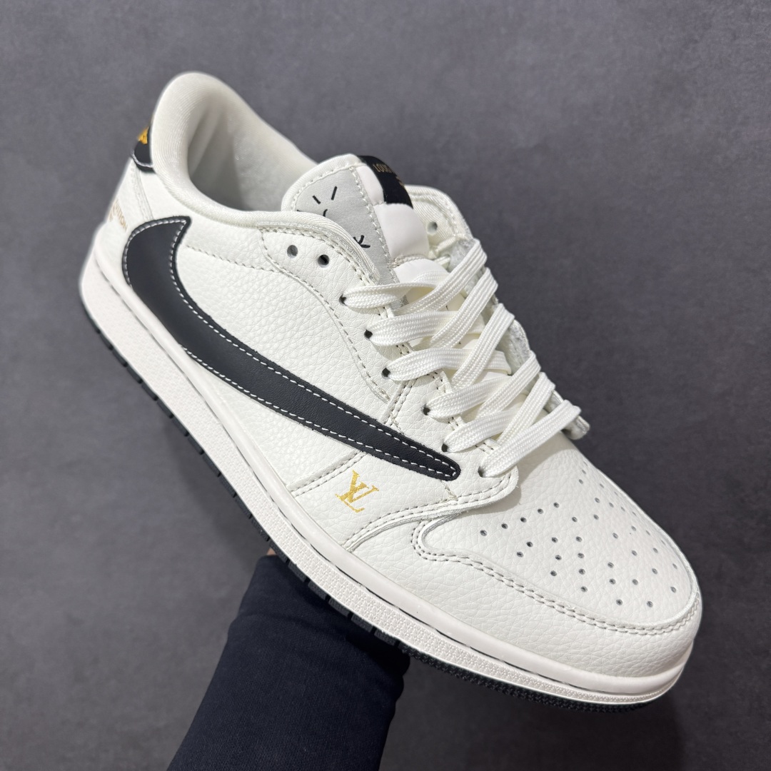 图片[3]-【定制版】Travis Scott x Fragment Design x Air Jordan 1 Low OG SP AJ1 乔1 LV联名 米黑金标 低帮文化休闲板鞋 #多方联名合作融合了Travis Scott 独特的音乐风格，藤原浩个性的设计风格以及Jordan品牌的经典元素 使其成为一双具有独特身份和价值的鞋子 清新而立体的外观加上联名标识更突出了其独特身份 这种配色方案显示出活力和时尚感 在视觉上引人注目 鞋身的质感和细腻的细节处理使其显得高端而格调十足 这款“倒钩”联名是设计与创意完美结合 融合多方的个性风格是一款备受瞩目的潮流鞋款 货号：JW1188-144 尺码：36 36.5 37.5 38 38.5 39 40 40.5 41 42 42.5 43 44 44.5 45-选品中心