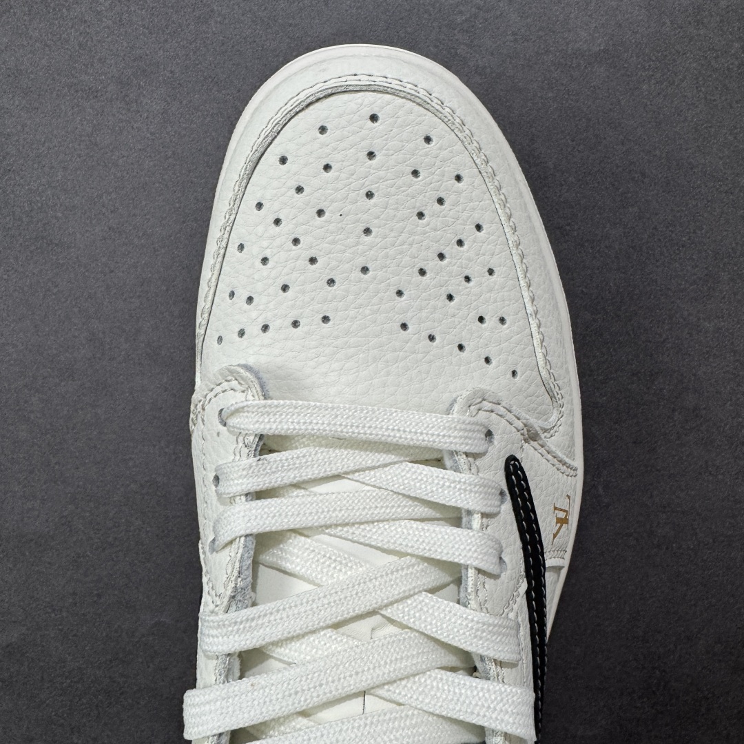 图片[8]-【定制版】Travis Scott x Fragment Design x Air Jordan 1 Low OG SP AJ1 乔1 LV联名 米黑金标 低帮文化休闲板鞋 #多方联名合作融合了Travis Scott 独特的音乐风格，藤原浩个性的设计风格以及Jordan品牌的经典元素 使其成为一双具有独特身份和价值的鞋子 清新而立体的外观加上联名标识更突出了其独特身份 这种配色方案显示出活力和时尚感 在视觉上引人注目 鞋身的质感和细腻的细节处理使其显得高端而格调十足 这款“倒钩”联名是设计与创意完美结合 融合多方的个性风格是一款备受瞩目的潮流鞋款 货号：JW1188-144 尺码：36 36.5 37.5 38 38.5 39 40 40.5 41 42 42.5 43 44 44.5 45-选品中心