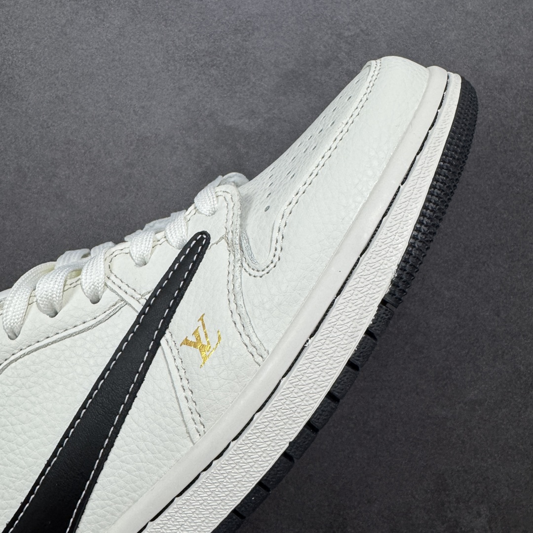 图片[5]-【定制版】Travis Scott x Fragment Design x Air Jordan 1 Low OG SP AJ1 乔1 LV联名 米黑金标 低帮文化休闲板鞋 #多方联名合作融合了Travis Scott 独特的音乐风格，藤原浩个性的设计风格以及Jordan品牌的经典元素 使其成为一双具有独特身份和价值的鞋子 清新而立体的外观加上联名标识更突出了其独特身份 这种配色方案显示出活力和时尚感 在视觉上引人注目 鞋身的质感和细腻的细节处理使其显得高端而格调十足 这款“倒钩”联名是设计与创意完美结合 融合多方的个性风格是一款备受瞩目的潮流鞋款 货号：JW1188-144 尺码：36 36.5 37.5 38 38.5 39 40 40.5 41 42 42.5 43 44 44.5 45-选品中心