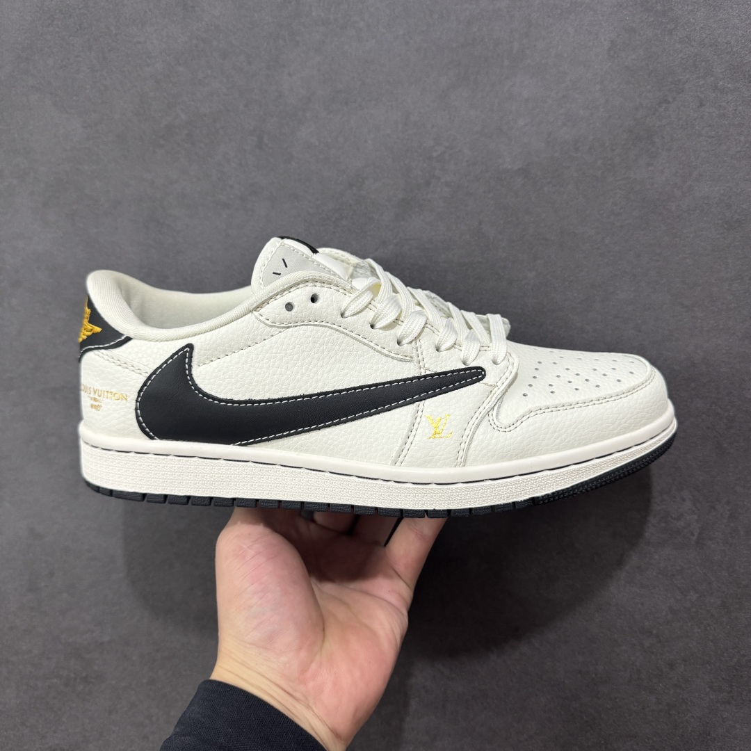 【定制版】Travis Scott x Fragment Design x Air Jordan 1 Low OG SP AJ1 乔1 LV联名 米黑金标 低帮文化休闲板鞋 #多方联名合作融合了Travis Scott 独特的音乐风格,藤原浩个性的设计风格以及Jordan品牌的经典元素 使其成为一双具有独特身份和价值的鞋子 清新而立体的外观加上联名标识更突出了其独特身份 这种配色方案显示出活力和时尚感 在视觉上引人注目 鞋身的质感和细腻的细节处理使其显得高端而格调十足 这款“倒钩”联名是设计与创意完美结合 融合多方的个性风格是一款备受瞩目的潮流鞋款 货号:JW1188-144 尺码:36 36.5 37.5 38 38.5 39 40 40.5 41 42 42.5 43 44 44.5 45-选品中心
