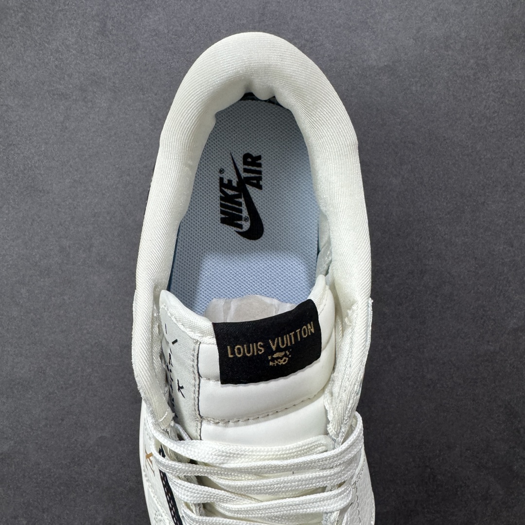 图片[7]-【定制版】Travis Scott x Fragment Design x Air Jordan 1 Low OG SP AJ1 乔1 LV联名 米黑金标 低帮文化休闲板鞋 #多方联名合作融合了Travis Scott 独特的音乐风格，藤原浩个性的设计风格以及Jordan品牌的经典元素 使其成为一双具有独特身份和价值的鞋子 清新而立体的外观加上联名标识更突出了其独特身份 这种配色方案显示出活力和时尚感 在视觉上引人注目 鞋身的质感和细腻的细节处理使其显得高端而格调十足 这款“倒钩”联名是设计与创意完美结合 融合多方的个性风格是一款备受瞩目的潮流鞋款 货号：JW1188-144 尺码：36 36.5 37.5 38 38.5 39 40 40.5 41 42 42.5 43 44 44.5 45-选品中心