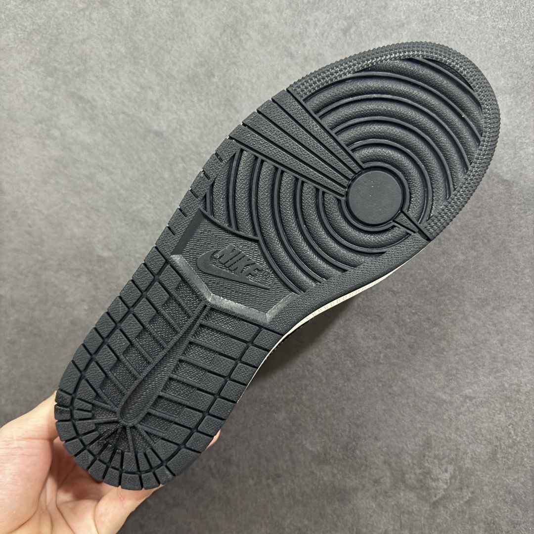 图片[9]-【定制版】Travis Scott x Fragment Design x Air Jordan 1 Low OG SP AJ1 乔1 LV联名 米黑金标 低帮文化休闲板鞋 #多方联名合作融合了Travis Scott 独特的音乐风格，藤原浩个性的设计风格以及Jordan品牌的经典元素 使其成为一双具有独特身份和价值的鞋子 清新而立体的外观加上联名标识更突出了其独特身份 这种配色方案显示出活力和时尚感 在视觉上引人注目 鞋身的质感和细腻的细节处理使其显得高端而格调十足 这款“倒钩”联名是设计与创意完美结合 融合多方的个性风格是一款备受瞩目的潮流鞋款 货号：JW1188-144 尺码：36 36.5 37.5 38 38.5 39 40 40.5 41 42 42.5 43 44 44.5 45-选品中心