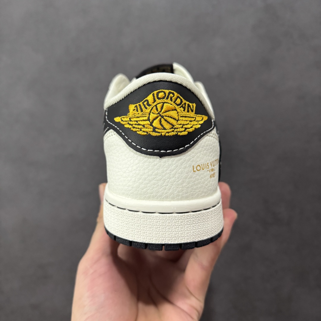 图片[4]-【定制版】Travis Scott x Fragment Design x Air Jordan 1 Low OG SP AJ1 乔1 LV联名 米黑金标 低帮文化休闲板鞋 #多方联名合作融合了Travis Scott 独特的音乐风格，藤原浩个性的设计风格以及Jordan品牌的经典元素 使其成为一双具有独特身份和价值的鞋子 清新而立体的外观加上联名标识更突出了其独特身份 这种配色方案显示出活力和时尚感 在视觉上引人注目 鞋身的质感和细腻的细节处理使其显得高端而格调十足 这款“倒钩”联名是设计与创意完美结合 融合多方的个性风格是一款备受瞩目的潮流鞋款 货号：JW1188-144 尺码：36 36.5 37.5 38 38.5 39 40 40.5 41 42 42.5 43 44 44.5 45-选品中心