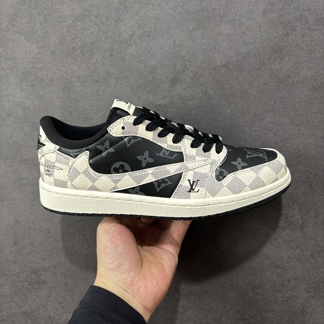 【定制版】Travis Scott x Fragment Design x Air Jordan 1 Low OG SP AJ1 乔1 LV联名 格纹雾灰 低帮文化休闲板鞋 #多方联名合作融合了Travis Scott 独特的音乐风格,藤原浩个性的设计风格以及Jordan品牌的经典元素 使其成为一双具有独特身份和价值的鞋子 清新而立体的外观加上联名标识更突出了其独特身份 这种配色方案显示出活力和时尚感 在视觉上引人注目 鞋身的质感和细腻的细节处理使其显得高端而格调十足 这款“倒钩”联名是设计与创意完美结合 融合多方的个性风格是一款备受瞩目的潮流鞋款 货号:SC0601-050 尺码:36 36.5 37.5 38 38.5 39 40 40.5 41 42 42.5 43 44 44.5 45-选品中心