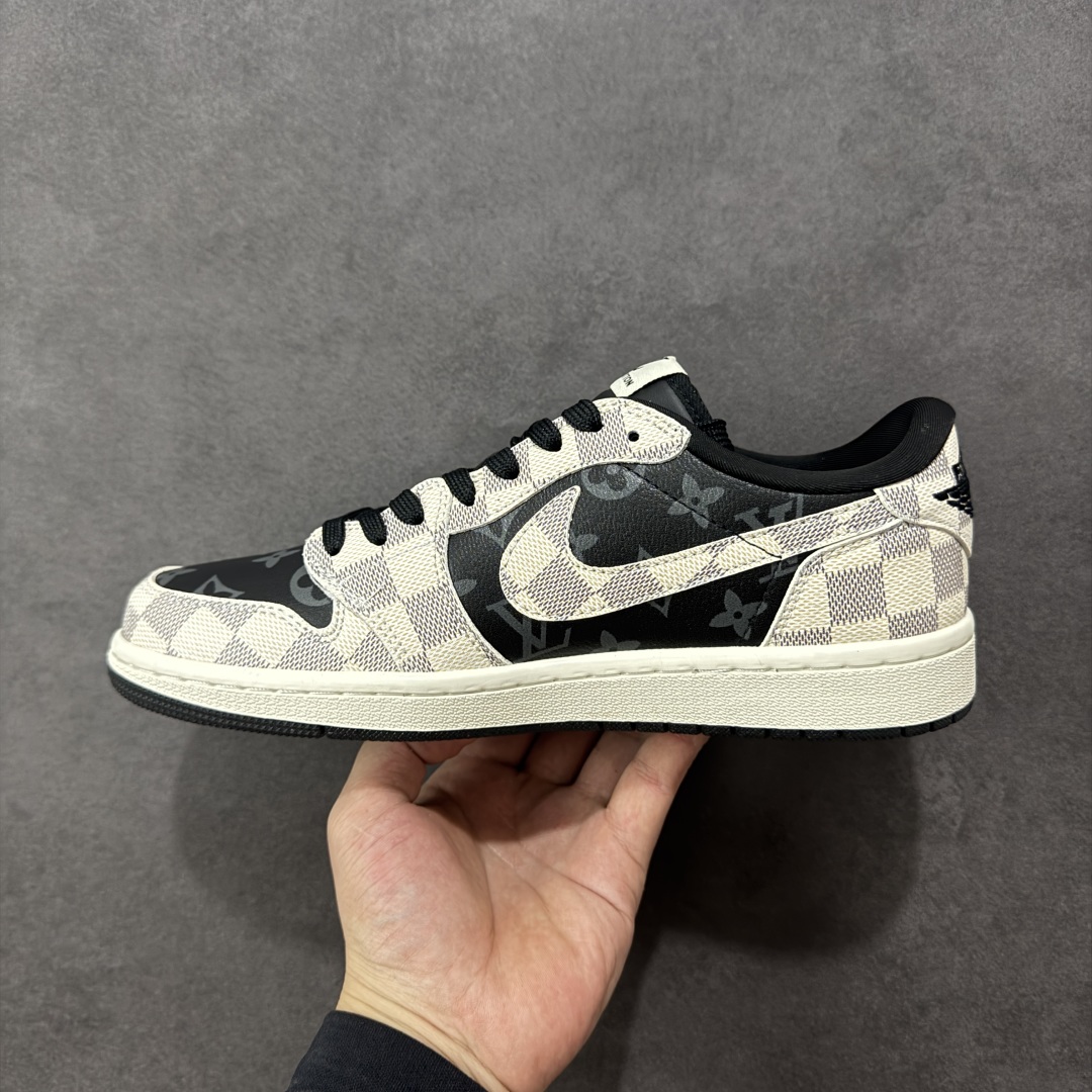 图片[2]-【定制版】Travis Scott x Fragment Design x Air Jordan 1 Low OG SP AJ1 乔1 LV联名 格纹雾灰 低帮文化休闲板鞋 #多方联名合作融合了Travis Scott 独特的音乐风格，藤原浩个性的设计风格以及Jordan品牌的经典元素 使其成为一双具有独特身份和价值的鞋子 清新而立体的外观加上联名标识更突出了其独特身份 这种配色方案显示出活力和时尚感 在视觉上引人注目 鞋身的质感和细腻的细节处理使其显得高端而格调十足 这款“倒钩”联名是设计与创意完美结合 融合多方的个性风格是一款备受瞩目的潮流鞋款 货号：SC0601-050 尺码：36 36.5 37.5 38 38.5 39 40 40.5 41 42 42.5 43 44 44.5 45-选品中心