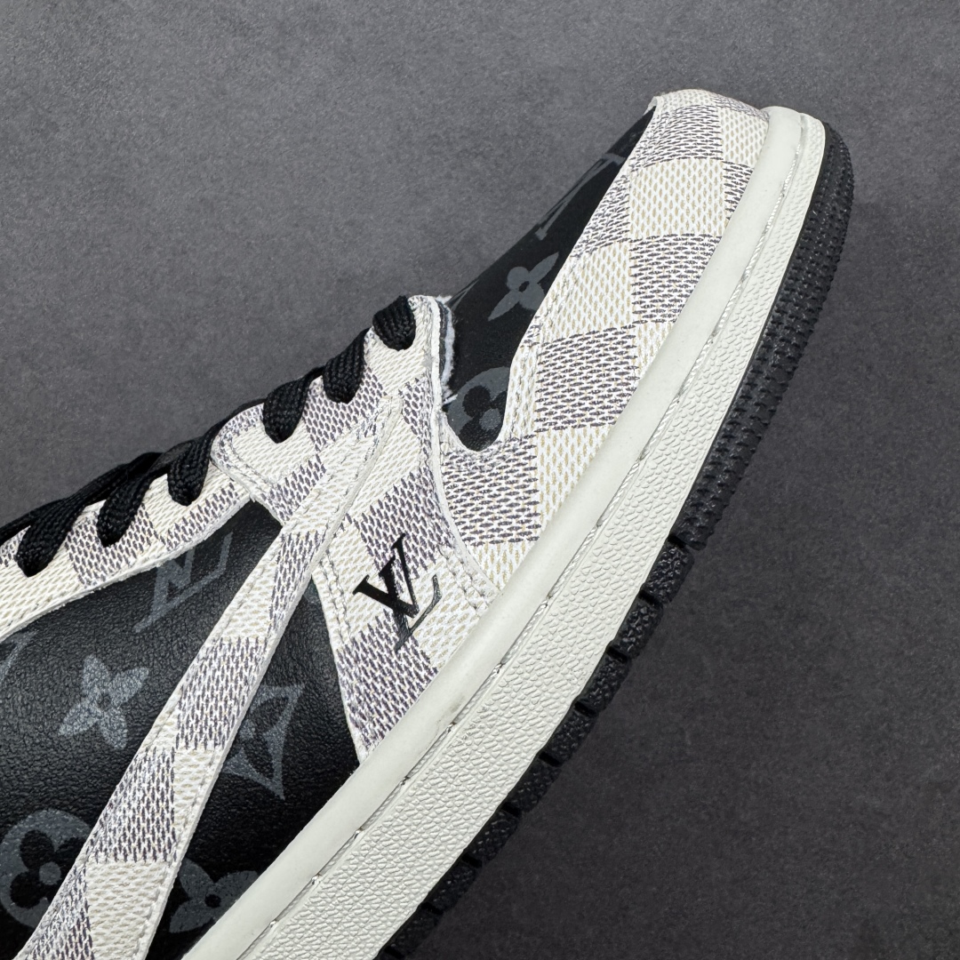 图片[5]-【定制版】Travis Scott x Fragment Design x Air Jordan 1 Low OG SP AJ1 乔1 LV联名 格纹雾灰 低帮文化休闲板鞋 #多方联名合作融合了Travis Scott 独特的音乐风格，藤原浩个性的设计风格以及Jordan品牌的经典元素 使其成为一双具有独特身份和价值的鞋子 清新而立体的外观加上联名标识更突出了其独特身份 这种配色方案显示出活力和时尚感 在视觉上引人注目 鞋身的质感和细腻的细节处理使其显得高端而格调十足 这款“倒钩”联名是设计与创意完美结合 融合多方的个性风格是一款备受瞩目的潮流鞋款 货号：SC0601-050 尺码：36 36.5 37.5 38 38.5 39 40 40.5 41 42 42.5 43 44 44.5 45-选品中心