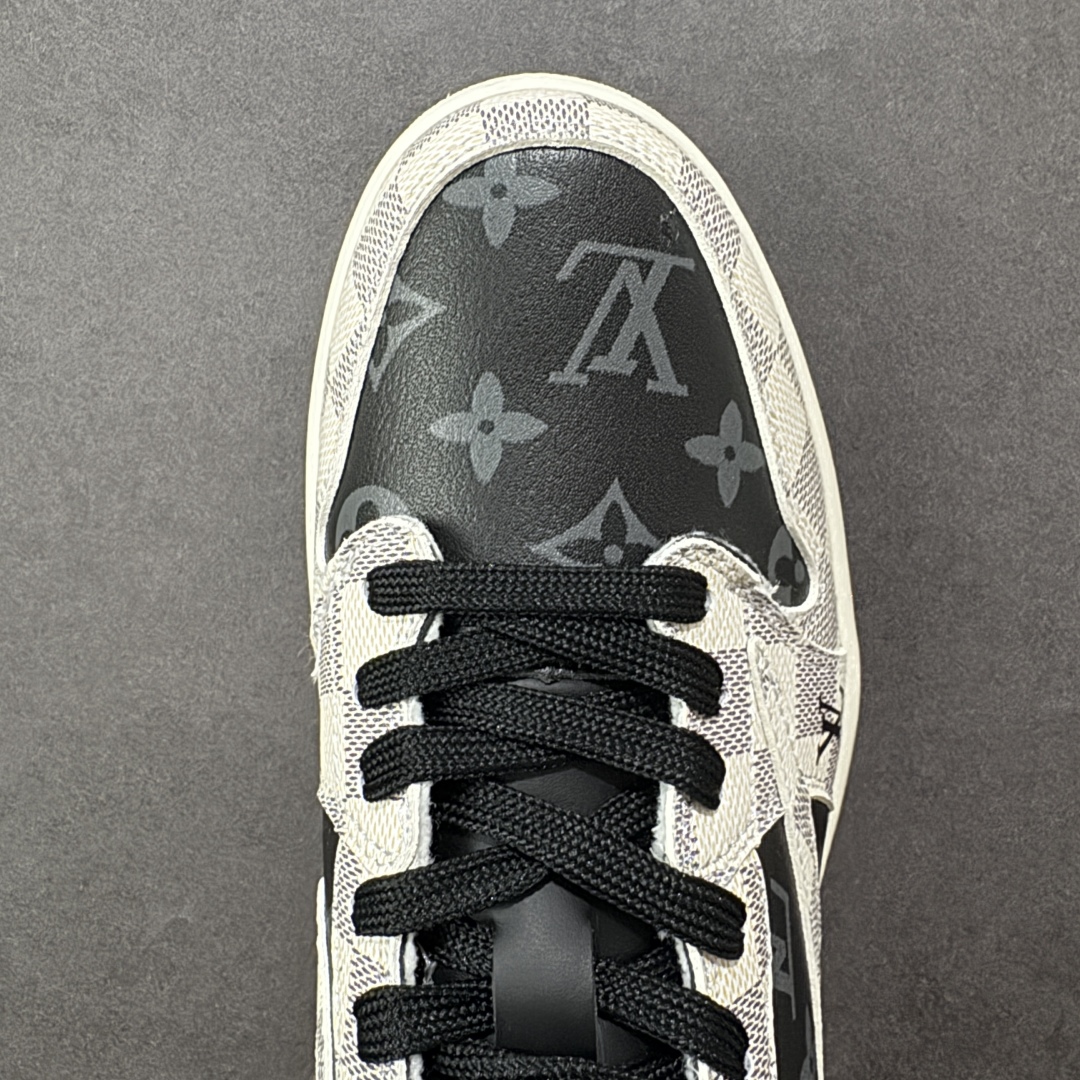 图片[8]-【定制版】Travis Scott x Fragment Design x Air Jordan 1 Low OG SP AJ1 乔1 LV联名 格纹雾灰 低帮文化休闲板鞋 #多方联名合作融合了Travis Scott 独特的音乐风格，藤原浩个性的设计风格以及Jordan品牌的经典元素 使其成为一双具有独特身份和价值的鞋子 清新而立体的外观加上联名标识更突出了其独特身份 这种配色方案显示出活力和时尚感 在视觉上引人注目 鞋身的质感和细腻的细节处理使其显得高端而格调十足 这款“倒钩”联名是设计与创意完美结合 融合多方的个性风格是一款备受瞩目的潮流鞋款 货号：SC0601-050 尺码：36 36.5 37.5 38 38.5 39 40 40.5 41 42 42.5 43 44 44.5 45-选品中心