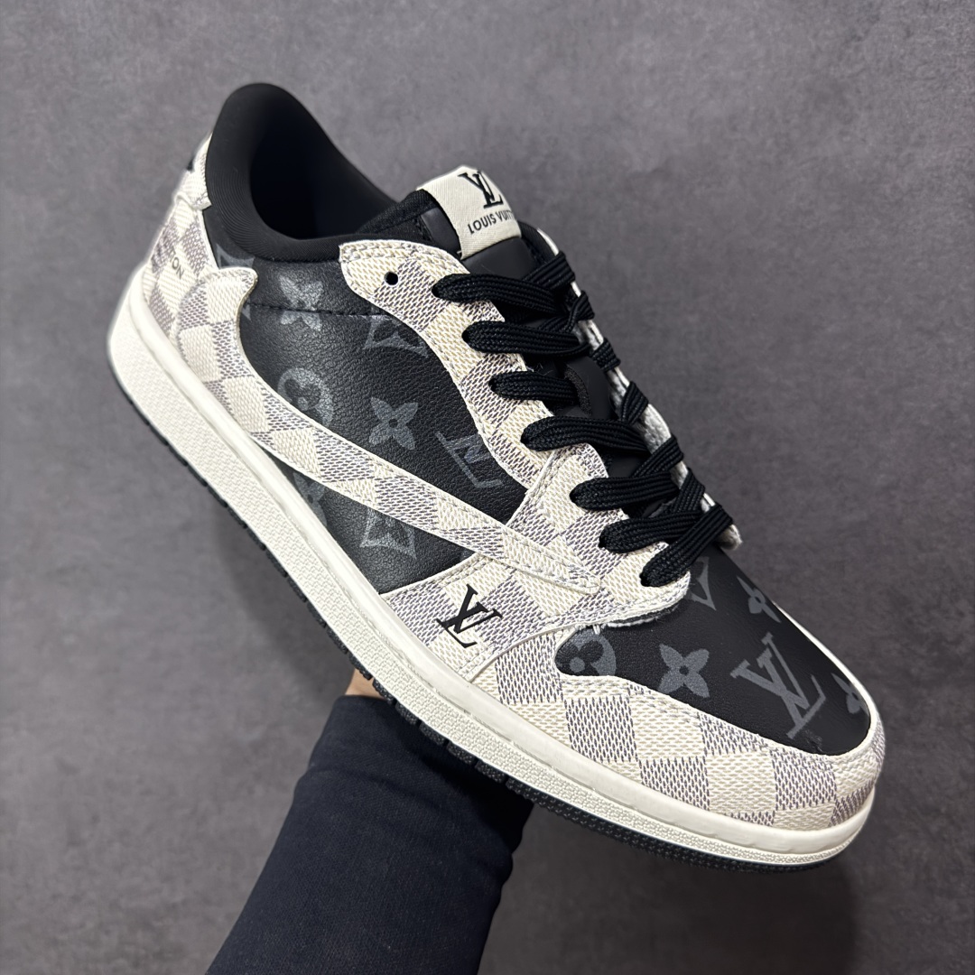 图片[3]-【定制版】Travis Scott x Fragment Design x Air Jordan 1 Low OG SP AJ1 乔1 LV联名 格纹雾灰 低帮文化休闲板鞋 #多方联名合作融合了Travis Scott 独特的音乐风格，藤原浩个性的设计风格以及Jordan品牌的经典元素 使其成为一双具有独特身份和价值的鞋子 清新而立体的外观加上联名标识更突出了其独特身份 这种配色方案显示出活力和时尚感 在视觉上引人注目 鞋身的质感和细腻的细节处理使其显得高端而格调十足 这款“倒钩”联名是设计与创意完美结合 融合多方的个性风格是一款备受瞩目的潮流鞋款 货号：SC0601-050 尺码：36 36.5 37.5 38 38.5 39 40 40.5 41 42 42.5 43 44 44.5 45-选品中心