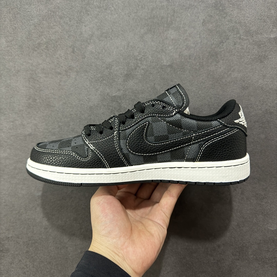 图片[2]-【定制版】Travis Scott x Fragment Design x Air Jordan 1 Low OG SP AJ1 乔1 LV联名 黑方格荔纹 低帮文化休闲板鞋  #多方联名合作融合了Travis Scott 独特的音乐风格，藤原浩个性的设计风格以及Jordan品牌的经典元素 使其成为一双具有独特身份和价值的鞋子 清新而立体的外观加上联名标识更突出了其独特身份 这种配色方案显示出活力和时尚感 在视觉上引人注目 鞋身的质感和细腻的细节处理使其显得高端而格调十足 这款“倒钩”联名是设计与创意完美结合 融合多方的个性风格是一款备受瞩目的潮流鞋款 货号：DZ5899-008  尺码：36 36.5 37.5 38 38.5 39 40 40.5 41 42 42.5 43 44 44.5 45-选品中心