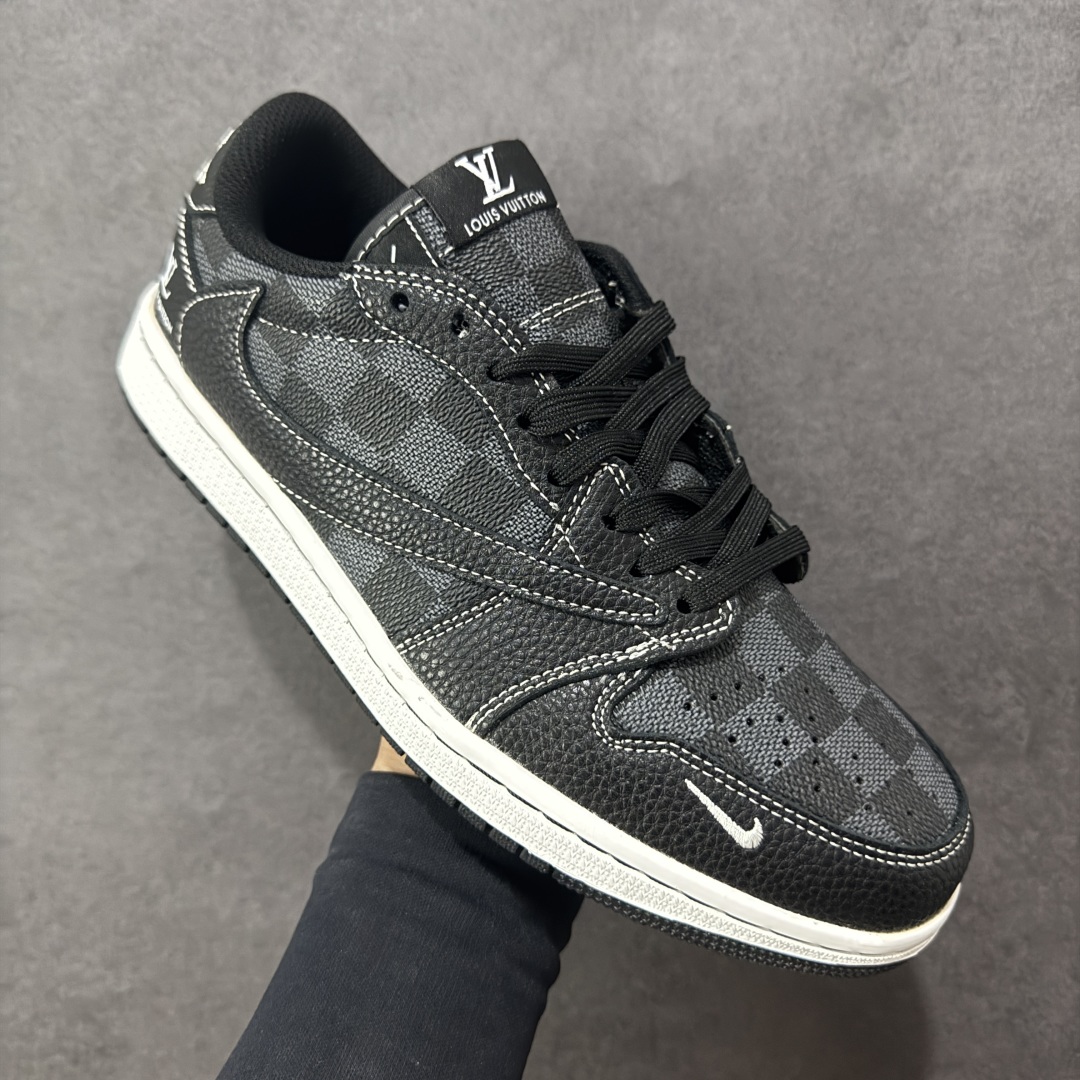 图片[3]-【定制版】Travis Scott x Fragment Design x Air Jordan 1 Low OG SP AJ1 乔1 LV联名 黑方格荔纹 低帮文化休闲板鞋  #多方联名合作融合了Travis Scott 独特的音乐风格，藤原浩个性的设计风格以及Jordan品牌的经典元素 使其成为一双具有独特身份和价值的鞋子 清新而立体的外观加上联名标识更突出了其独特身份 这种配色方案显示出活力和时尚感 在视觉上引人注目 鞋身的质感和细腻的细节处理使其显得高端而格调十足 这款“倒钩”联名是设计与创意完美结合 融合多方的个性风格是一款备受瞩目的潮流鞋款 货号：DZ5899-008  尺码：36 36.5 37.5 38 38.5 39 40 40.5 41 42 42.5 43 44 44.5 45-选品中心