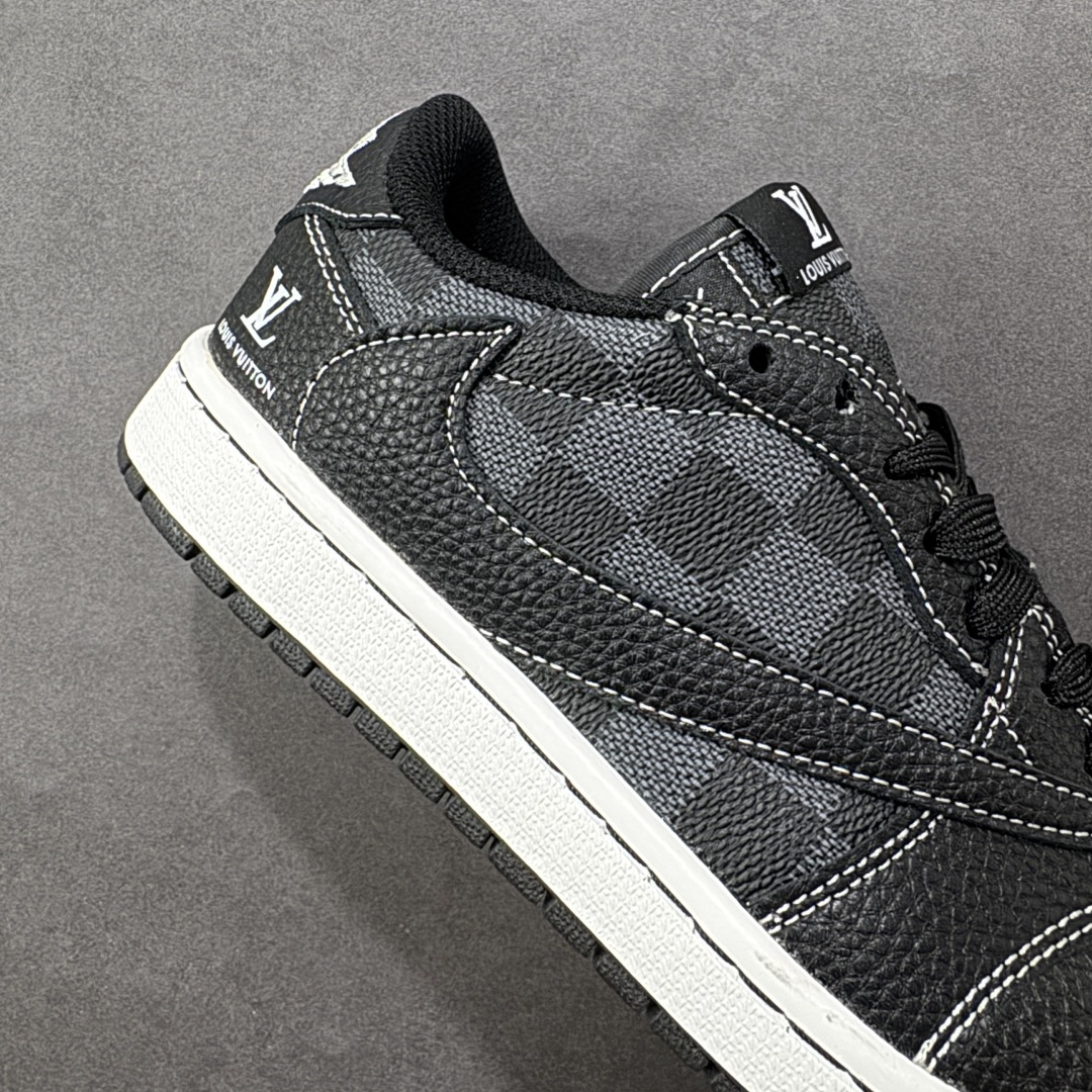 图片[6]-【定制版】Travis Scott x Fragment Design x Air Jordan 1 Low OG SP AJ1 乔1 LV联名 黑方格荔纹 低帮文化休闲板鞋  #多方联名合作融合了Travis Scott 独特的音乐风格，藤原浩个性的设计风格以及Jordan品牌的经典元素 使其成为一双具有独特身份和价值的鞋子 清新而立体的外观加上联名标识更突出了其独特身份 这种配色方案显示出活力和时尚感 在视觉上引人注目 鞋身的质感和细腻的细节处理使其显得高端而格调十足 这款“倒钩”联名是设计与创意完美结合 融合多方的个性风格是一款备受瞩目的潮流鞋款 货号：DZ5899-008  尺码：36 36.5 37.5 38 38.5 39 40 40.5 41 42 42.5 43 44 44.5 45-选品中心