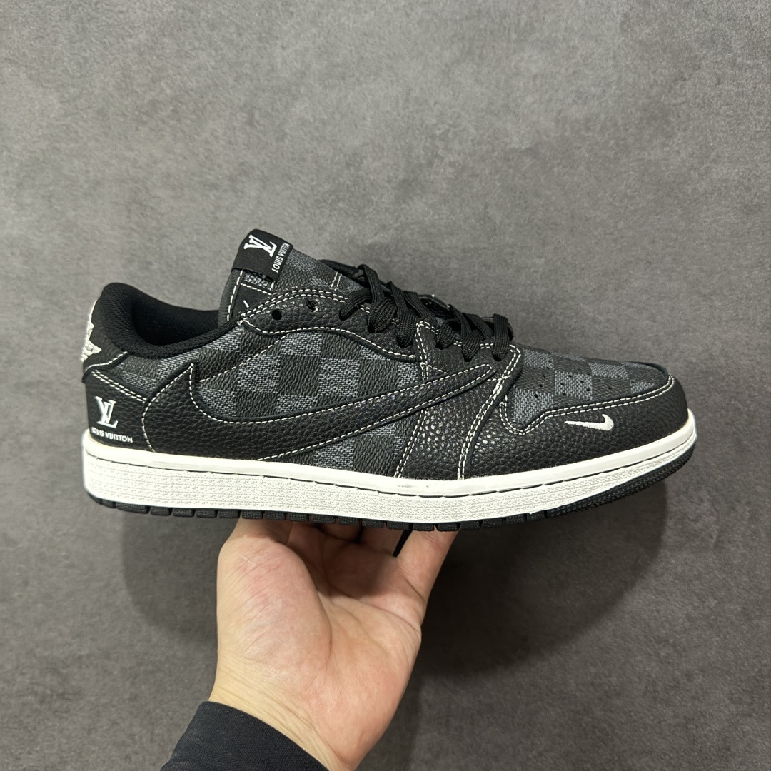 【定制版】Travis Scott x Fragment Design x Air Jordan 1 Low OG SP AJ1 乔1 LV联名 黑方格荔纹 低帮文化休闲板鞋  #多方联名合作融合了Travis Scott 独特的音乐风格，藤原浩个性的设计风格以及Jordan品牌的经典元素 使其成为一双具有独特身份和价值的鞋子 清新而立体的外观加上联名标识更突出了其独特身份 这种配色方案显示出活力和时尚感 在视觉上引人注目 鞋身的质感和细腻的细节处理使其显得高端而格调十足 这款“倒钩”联名是设计与创意完美结合 融合多方的个性风格是一款备受瞩目的潮流鞋款 货号：DZ5899-008  尺码：36 36.5 37.5 38 38.5 39 40 40.5 41 42 42.5 43 44 44.5 45-选品中心