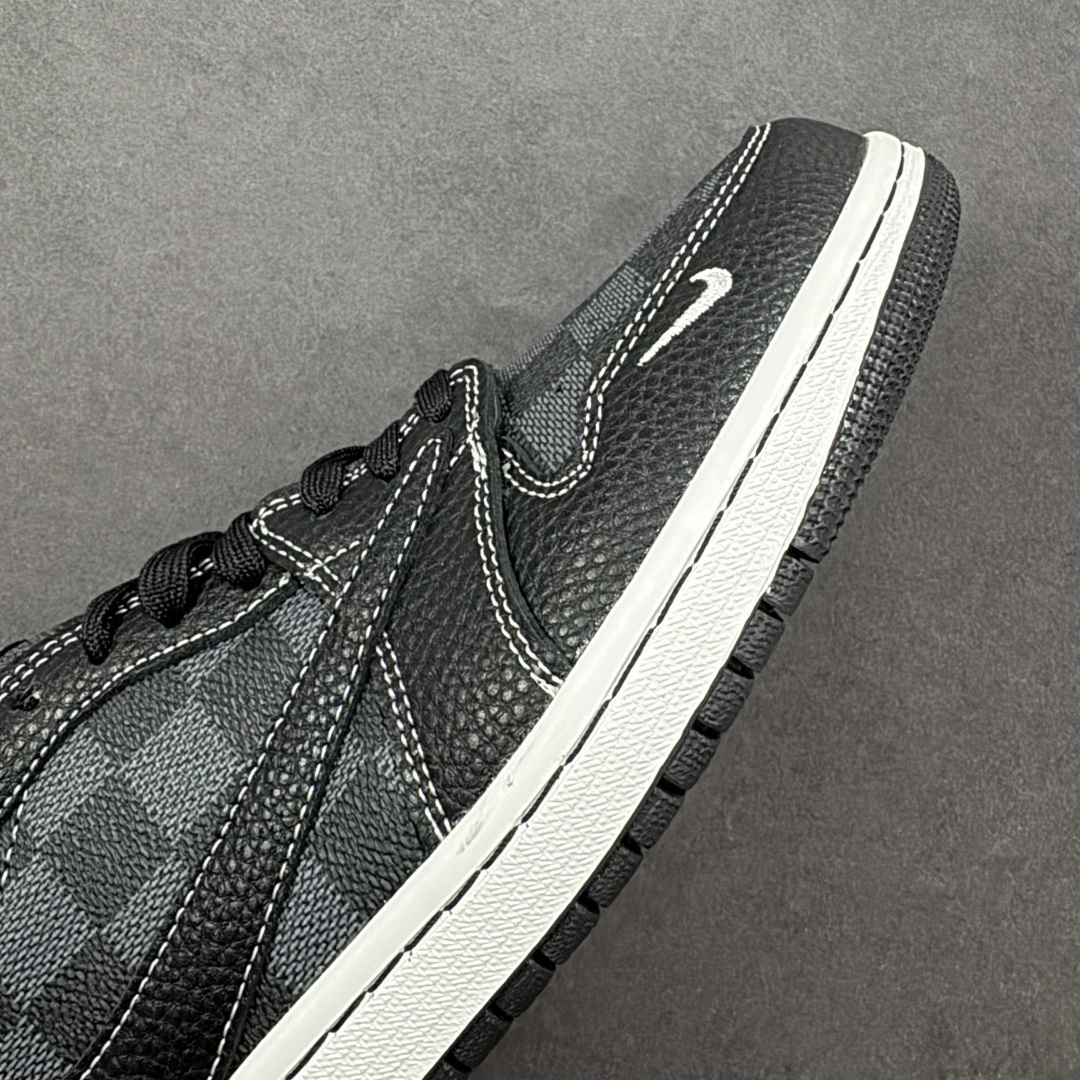 图片[5]-【定制版】Travis Scott x Fragment Design x Air Jordan 1 Low OG SP AJ1 乔1 LV联名 黑方格荔纹 低帮文化休闲板鞋  #多方联名合作融合了Travis Scott 独特的音乐风格，藤原浩个性的设计风格以及Jordan品牌的经典元素 使其成为一双具有独特身份和价值的鞋子 清新而立体的外观加上联名标识更突出了其独特身份 这种配色方案显示出活力和时尚感 在视觉上引人注目 鞋身的质感和细腻的细节处理使其显得高端而格调十足 这款“倒钩”联名是设计与创意完美结合 融合多方的个性风格是一款备受瞩目的潮流鞋款 货号：DZ5899-008  尺码：36 36.5 37.5 38 38.5 39 40 40.5 41 42 42.5 43 44 44.5 45-选品中心