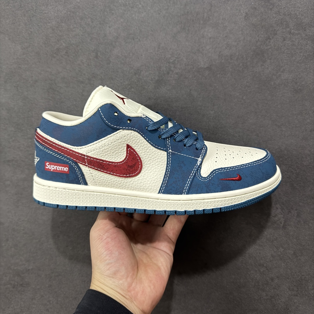 【定制版】Air Jordan 1 Low Sup联名 低帮休闲板鞋 同步官方配色 市场唯一独家头层皮打造 原鞋原档案开发 原厂皮料 原档冲孔鞋头 正确满胶鞋垫 四线拉帮 原厂织唛标 鞋舌高弹海绵填充 货号: QR2025-003 尺码: 36 36.5 37.5 38 38.5 39 40 40.5 41 42 42.5 43 44 45-选品中心