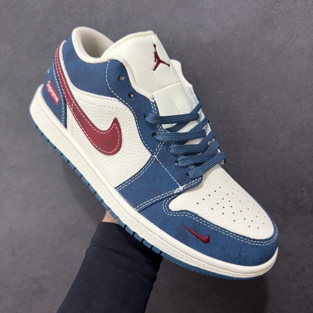 图片[3]-【定制版】Air Jordan 1 Low Sup联名 低帮休闲板鞋 同步官方配色 市场唯一独家头层皮打造 原鞋原档案开发 原厂皮料 原档冲孔鞋头 正确满胶鞋垫 四线拉帮 原厂织唛标 鞋舌高弹海绵填充 货号： QR2025-003 尺码： 36 36.5 37.5 38 38.5 39 40 40.5 41 42 42.5 43 44 45-选品中心