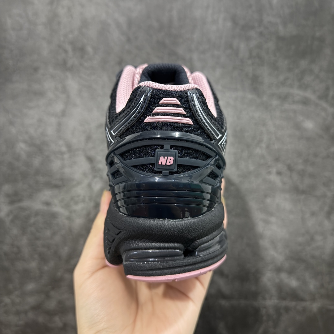 图片[4]-【纯原版】NB新百伦New Balance NB1906 U1906RCU系列复古老爹风休闲运动慢跑鞋 采用轻质牛剖革拼接透气网眼衬垫织物鞋面材质#T-Beam大底提供足步弓支撑，保持步态稳定#后跟搭载外露缓震胶 鞋身整体以各种深浅不一的灰色覆盖，鞋头以淡蓝色调装饰，网眼衬垫通过不规律的色块实现做旧的美感，泛黄的鞋底更是进一步增添了复古气息。 尺码：36 37 37.5 38 38.5 39.5 40 40.5 41.5 42 42.5 43 44 45 46.5-选品中心