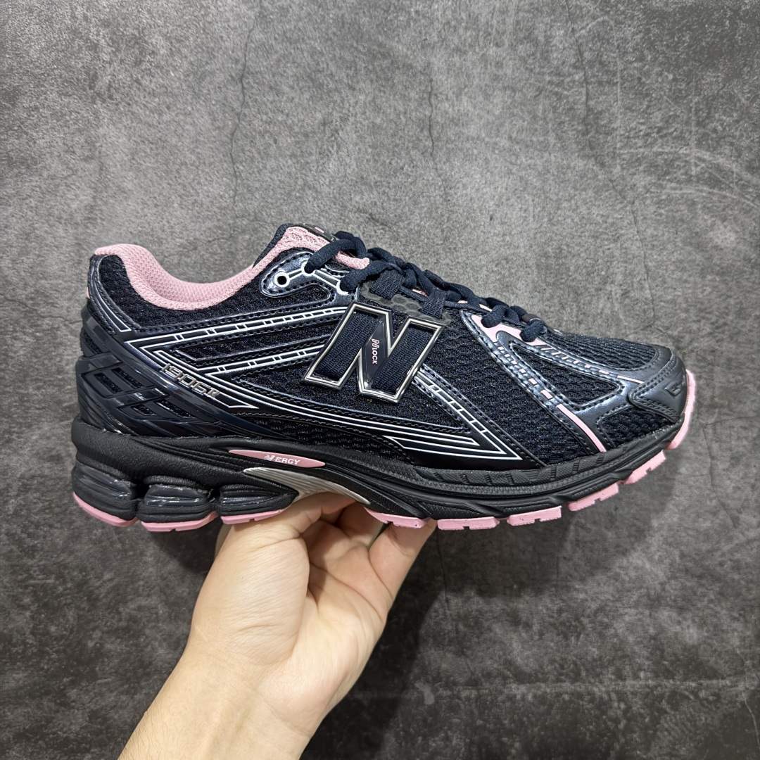 【纯原版】NB新百伦New Balance NB1906 U1906RCU系列复古老爹风休闲运动慢跑鞋 采用轻质牛剖革拼接透气网眼衬垫织物鞋面材质#T-Beam大底提供足步弓支撑,保持步态稳定#后跟搭载外露缓震胶 鞋身整体以各种深浅不一的灰色覆盖,鞋头以淡蓝色调装饰,网眼衬垫通过不规律的色块实现做旧的美感,泛黄的鞋底更是进一步增添了复古气息。 尺码:36 37 37.5 38 38.5 39.5 40 40.5 41.5 42 42.5 43 44 45 46.5-选品中心