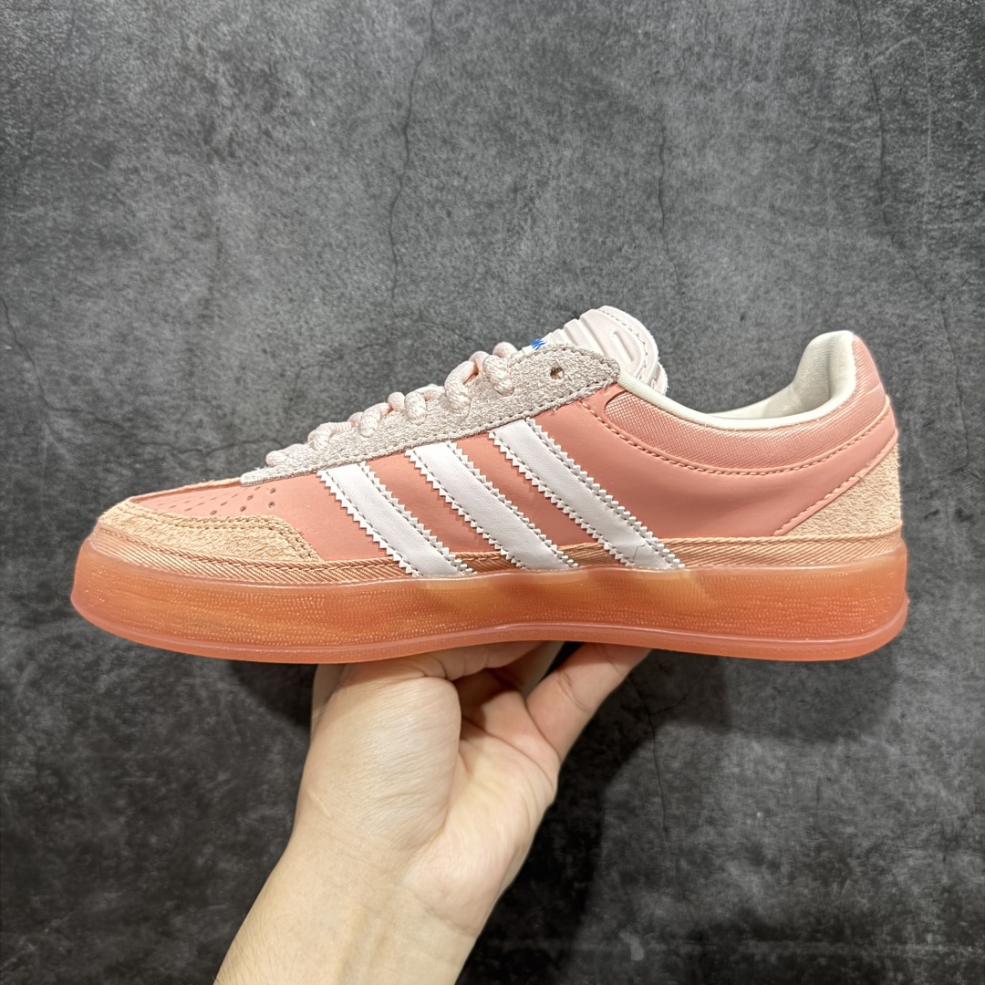 图片[2]-【纯原神版】Bad Bunny x AD 阿迪 Gazelle Indoor 坏痞兔联名低帮运动休闲板鞋 JS5052 鞋面采用皮革环保纤维革材质 外置RB橡胶大底，耐磨不打滑 T字鞋头设计，侧边金色logo 尺码：35.5 36 36.5 37 38 38.5 39 40 40.5 41 42 42.5 43 44 44.5 45-选品中心